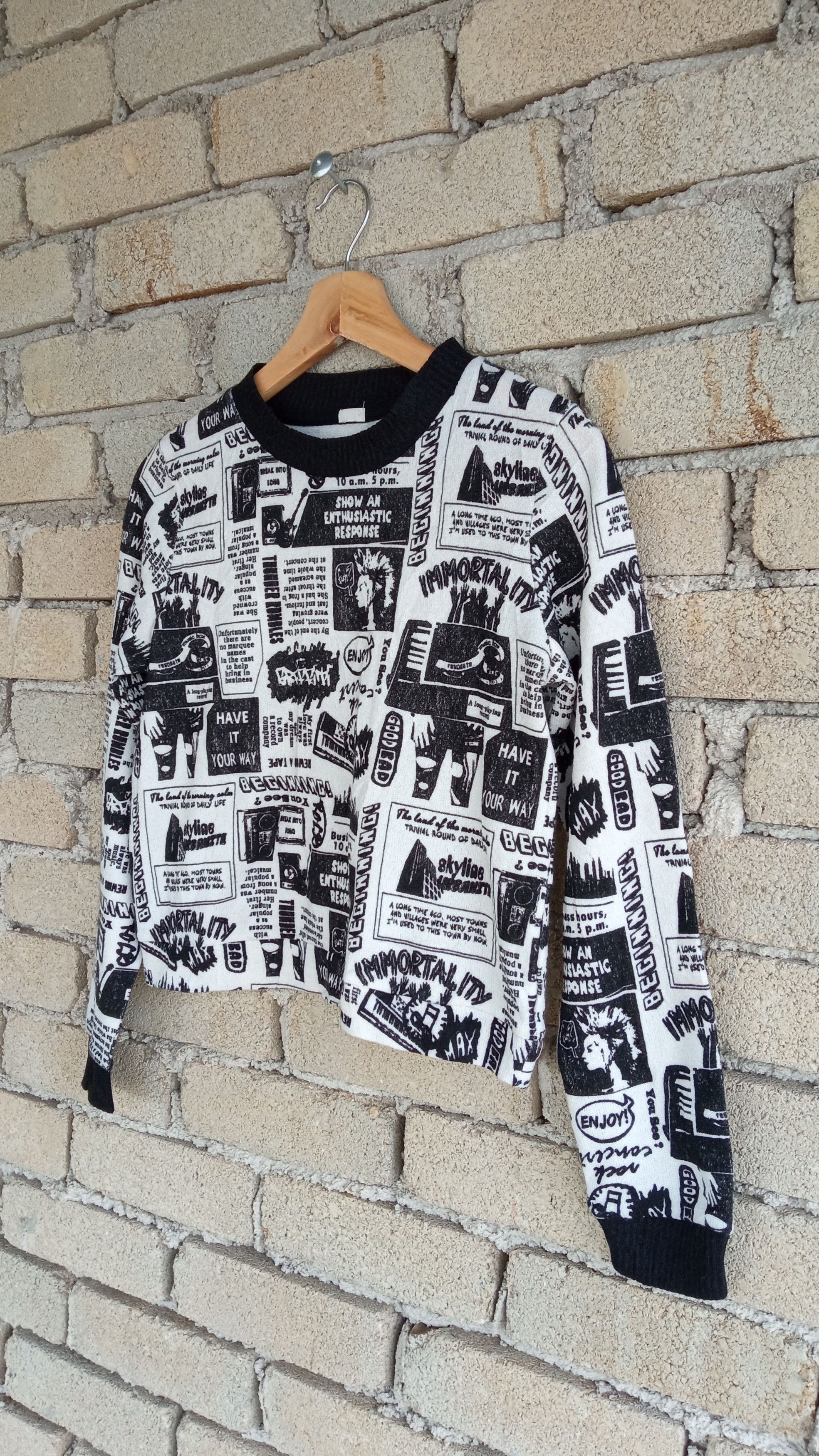 GU × Japanese Brand 🔥🔥Japanese Brand GU Fullprint Newspaper Cropped Sweatshirt Size US S / EU 44-46 / 1 - 3 Thumbnail
