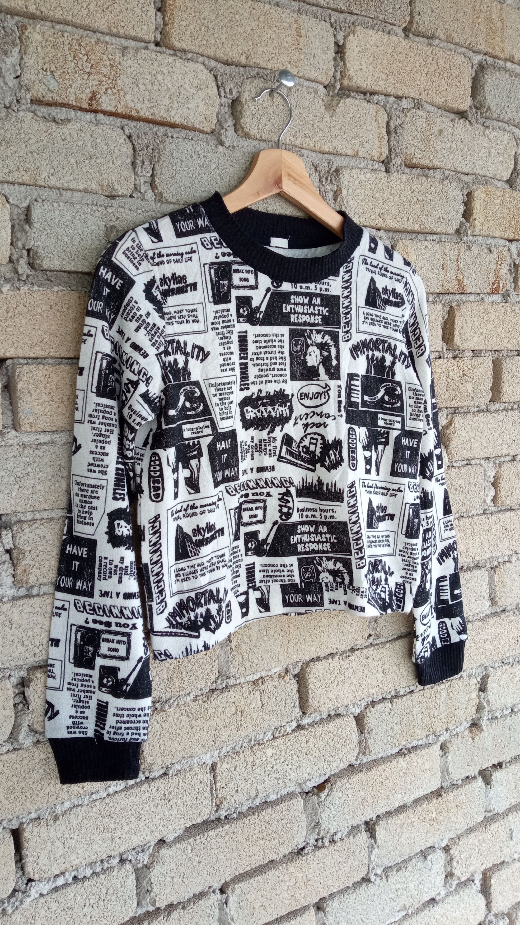 GU × Japanese Brand 🔥🔥Japanese Brand GU Fullprint Newspaper Cropped Sweatshirt Size US S / EU 44-46 / 1 - 2 Thumbnail