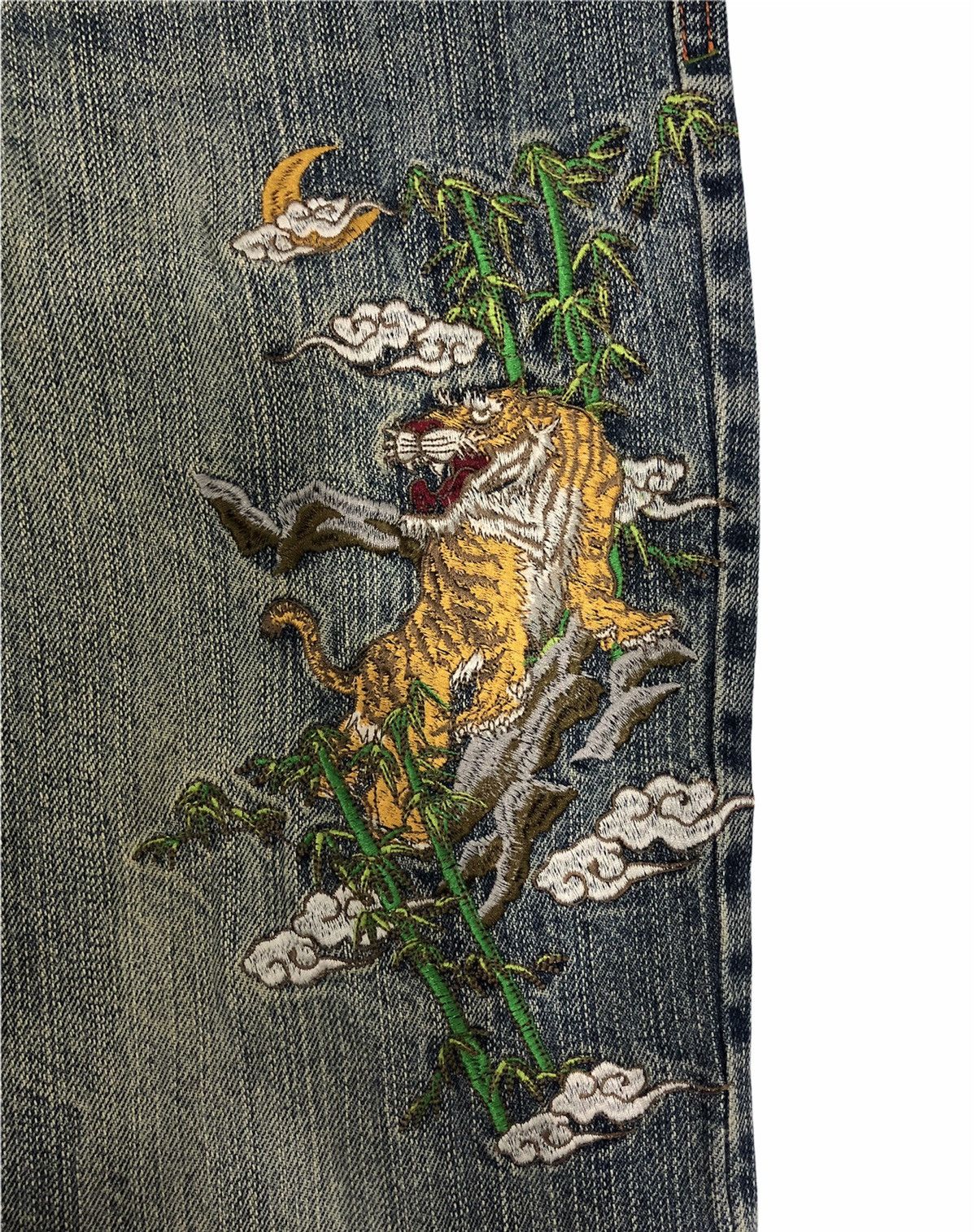 Japanese Brand VINTAGE JAPANESE TRADITIONAL JEANS X TIGER DRAGON EMBROIDED Size US 38 / EU 54 - 5 Thumbnail
