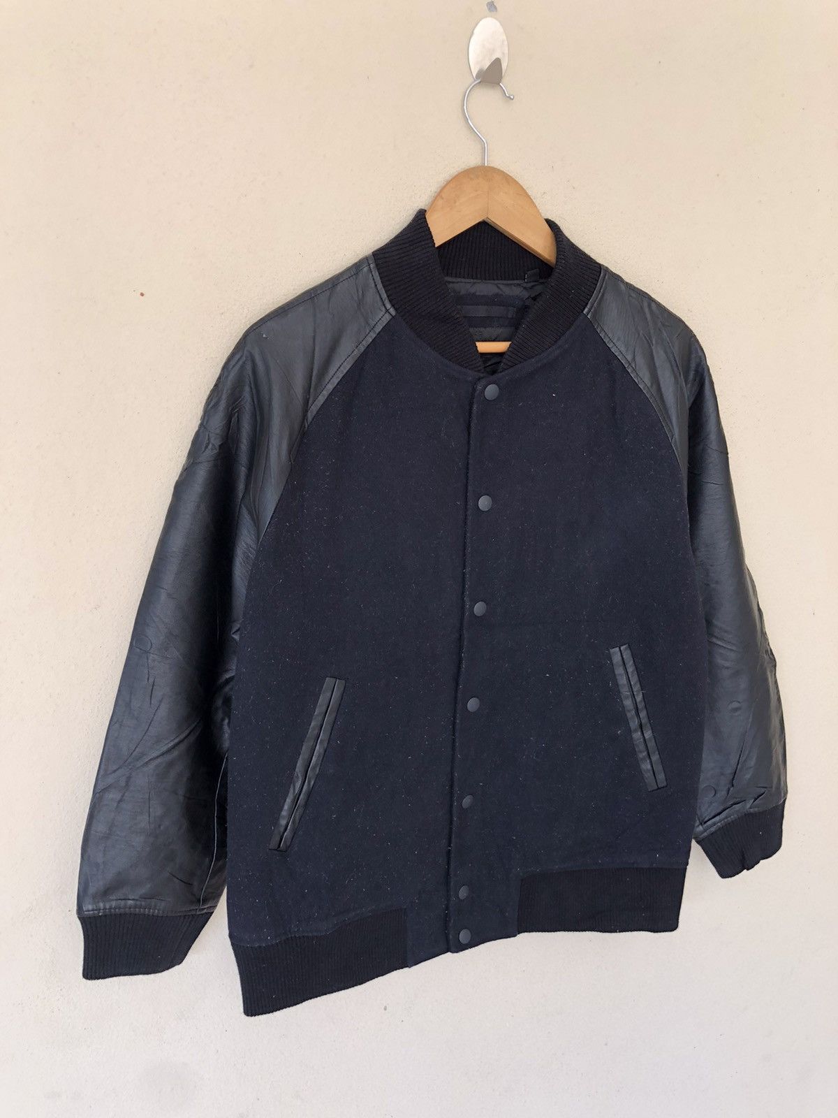 Uniqlo 🔥UNIQLO UNDERCOVER BLACK VARSITY BOMBER JACKET Size US L / EU 52-54 / 3 - 4 Thumbnail