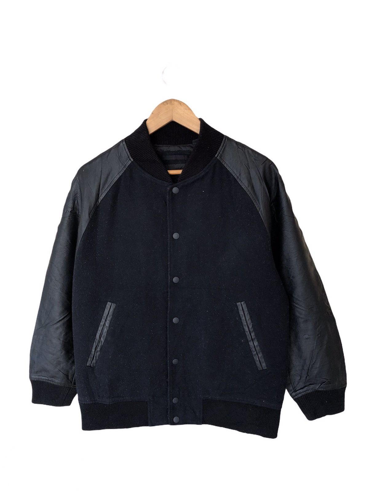 Uniqlo 🔥UNIQLO UNDERCOVER BLACK VARSITY BOMBER JACKET Size US L / EU 52-54 / 3 - 1 Thumbnail