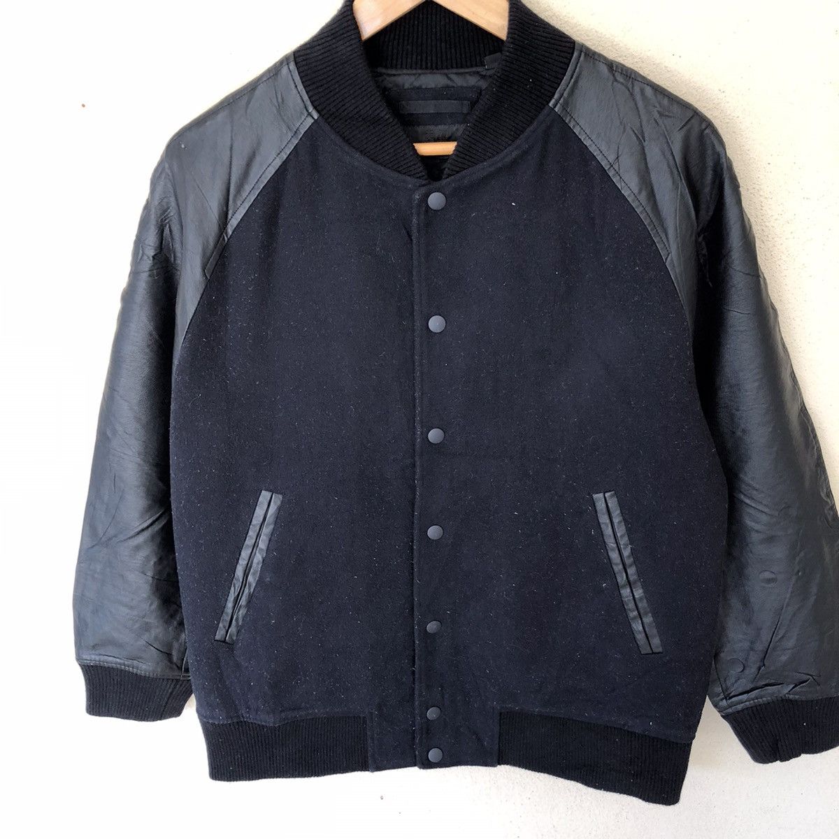 Uniqlo 🔥UNIQLO UNDERCOVER BLACK VARSITY BOMBER JACKET Size US L / EU 52-54 / 3 - 6 Thumbnail