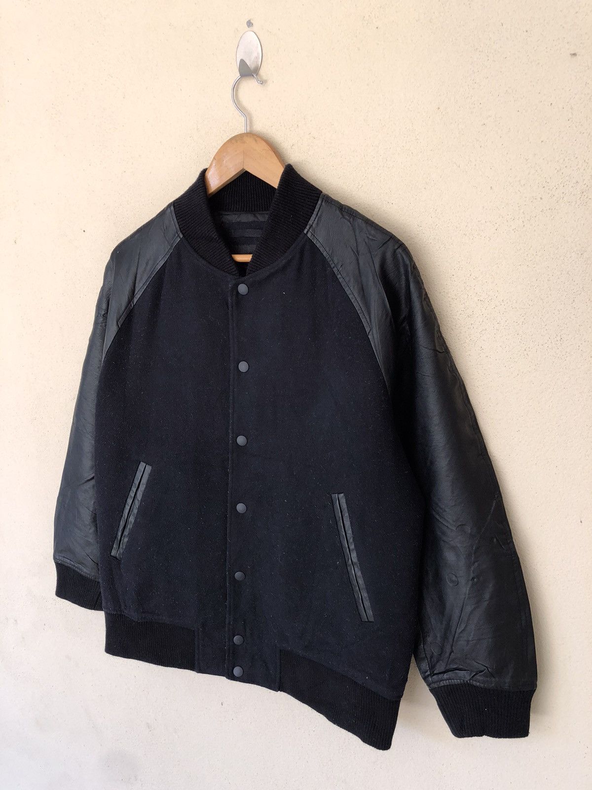 Uniqlo 🔥UNIQLO UNDERCOVER BLACK VARSITY BOMBER JACKET Size US L / EU 52-54 / 3 - 3 Thumbnail
