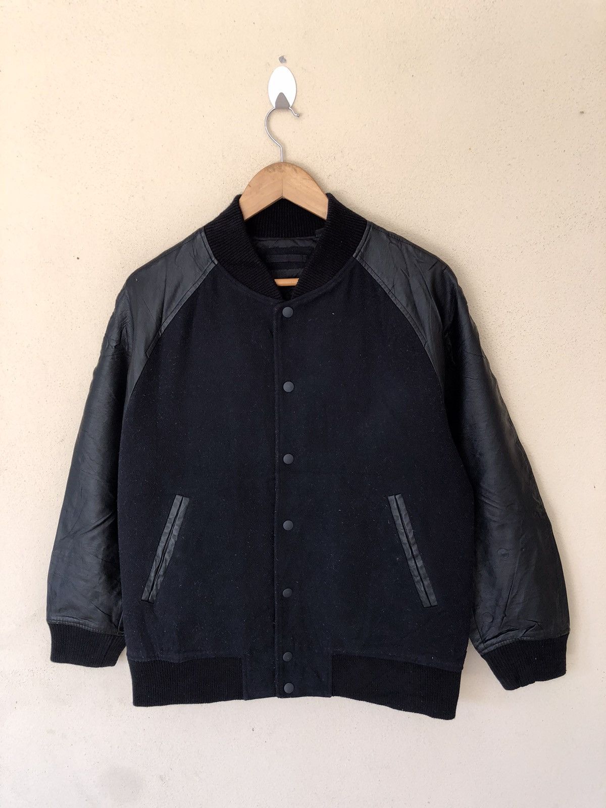 Uniqlo 🔥UNIQLO UNDERCOVER BLACK VARSITY BOMBER JACKET Size US L / EU 52-54 / 3 - 2 Thumbnail