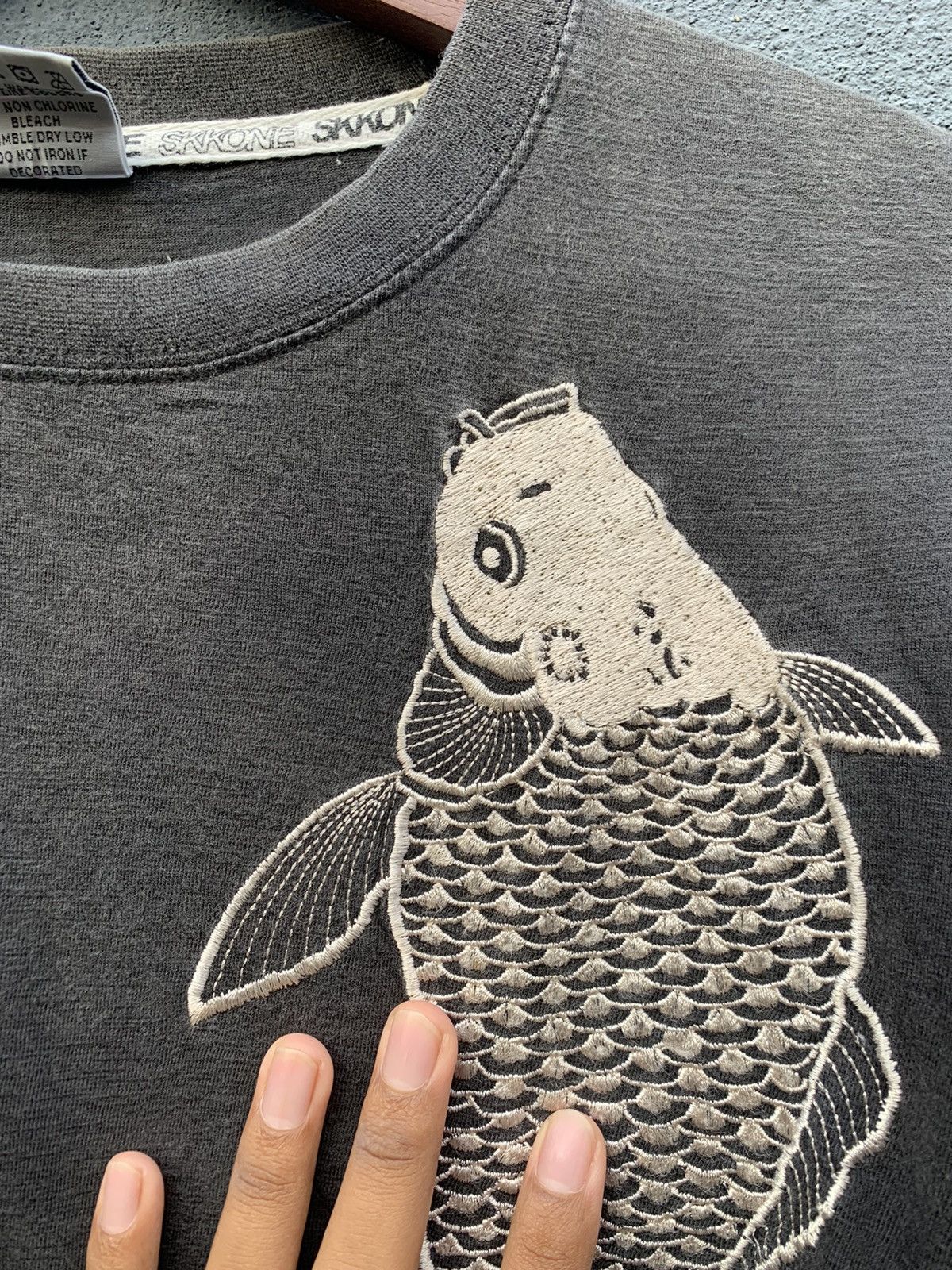Vintage Vintage THRASHED EMBROIDERY JAPANESE KOI FISH FADED TSHIRT Size US M / EU 48-50 / 2 - 3 Thumbnail