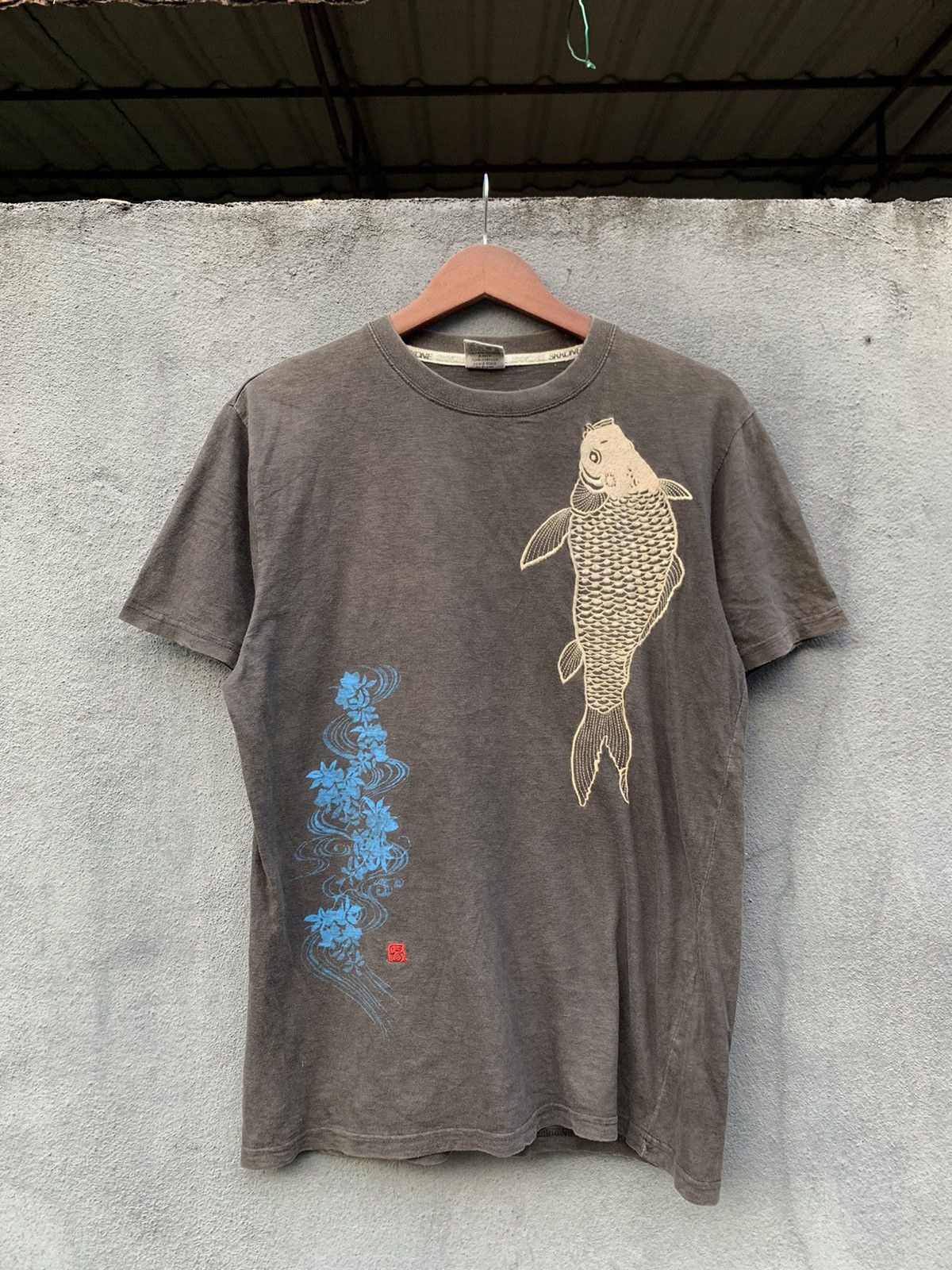 Vintage Vintage THRASHED EMBROIDERY JAPANESE KOI FISH FADED TSHIRT Size US M / EU 48-50 / 2 - 1 Thumbnail