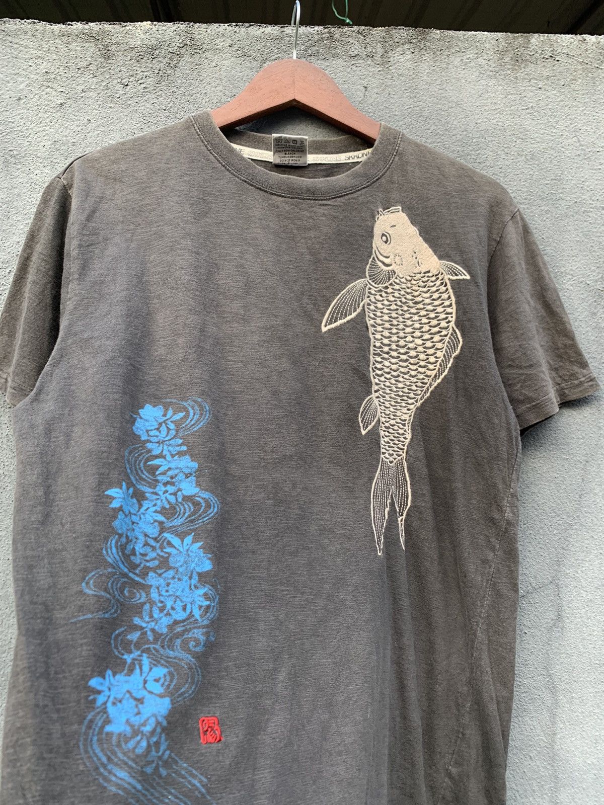 Vintage Vintage THRASHED EMBROIDERY JAPANESE KOI FISH FADED TSHIRT Size US M / EU 48-50 / 2 - 5 Thumbnail
