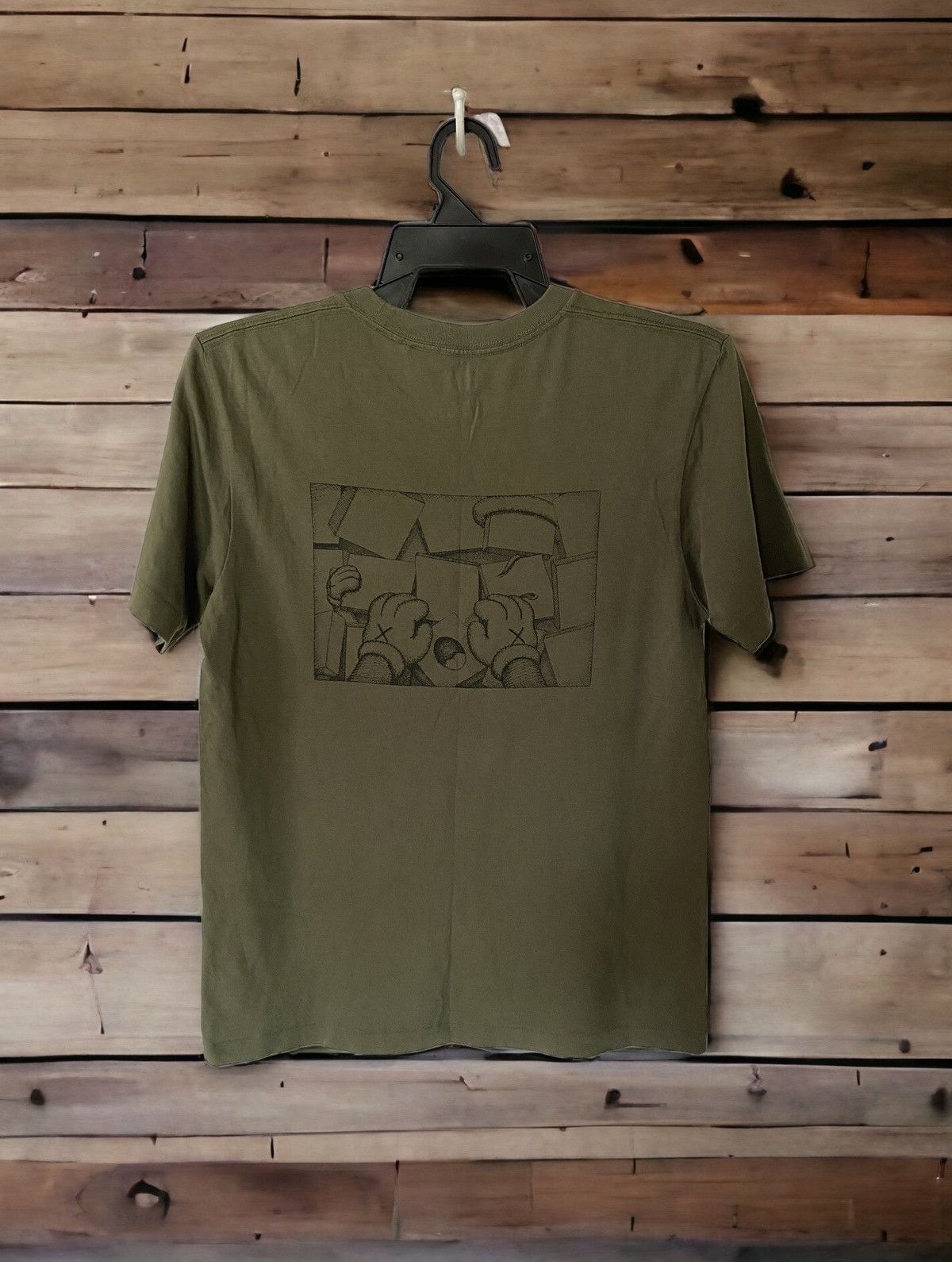 Japanese Brand Uniqlo Kaws Single Pocket Shirt Size US S / EU 44-46 / 1 - 1 Thumbnail