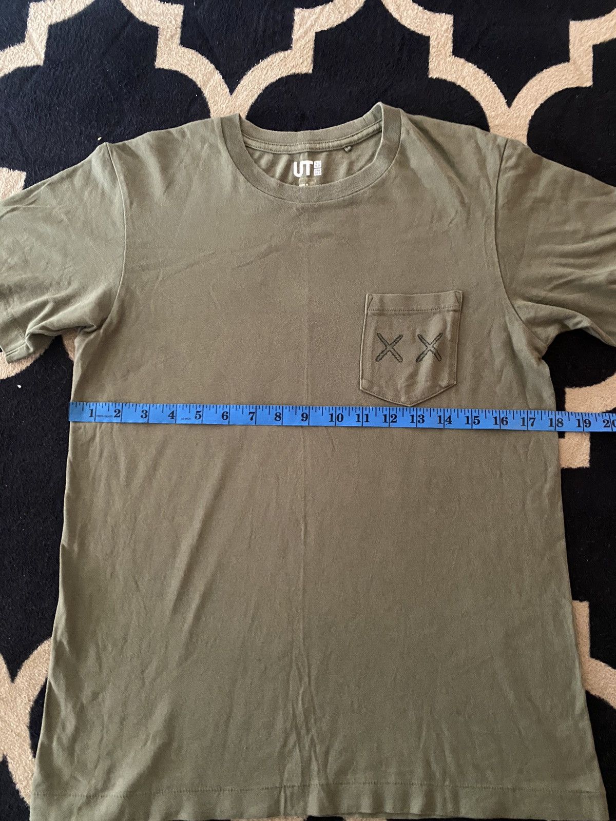 Japanese Brand Uniqlo Kaws Single Pocket Shirt Size US S / EU 44-46 / 1 - 8 Thumbnail