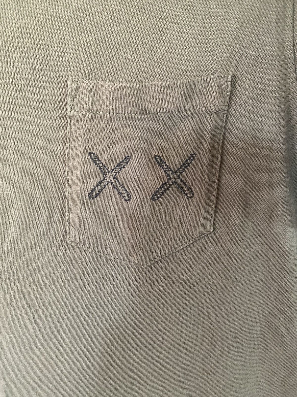 Japanese Brand Uniqlo Kaws Single Pocket Shirt Size US S / EU 44-46 / 1 - 4 Thumbnail