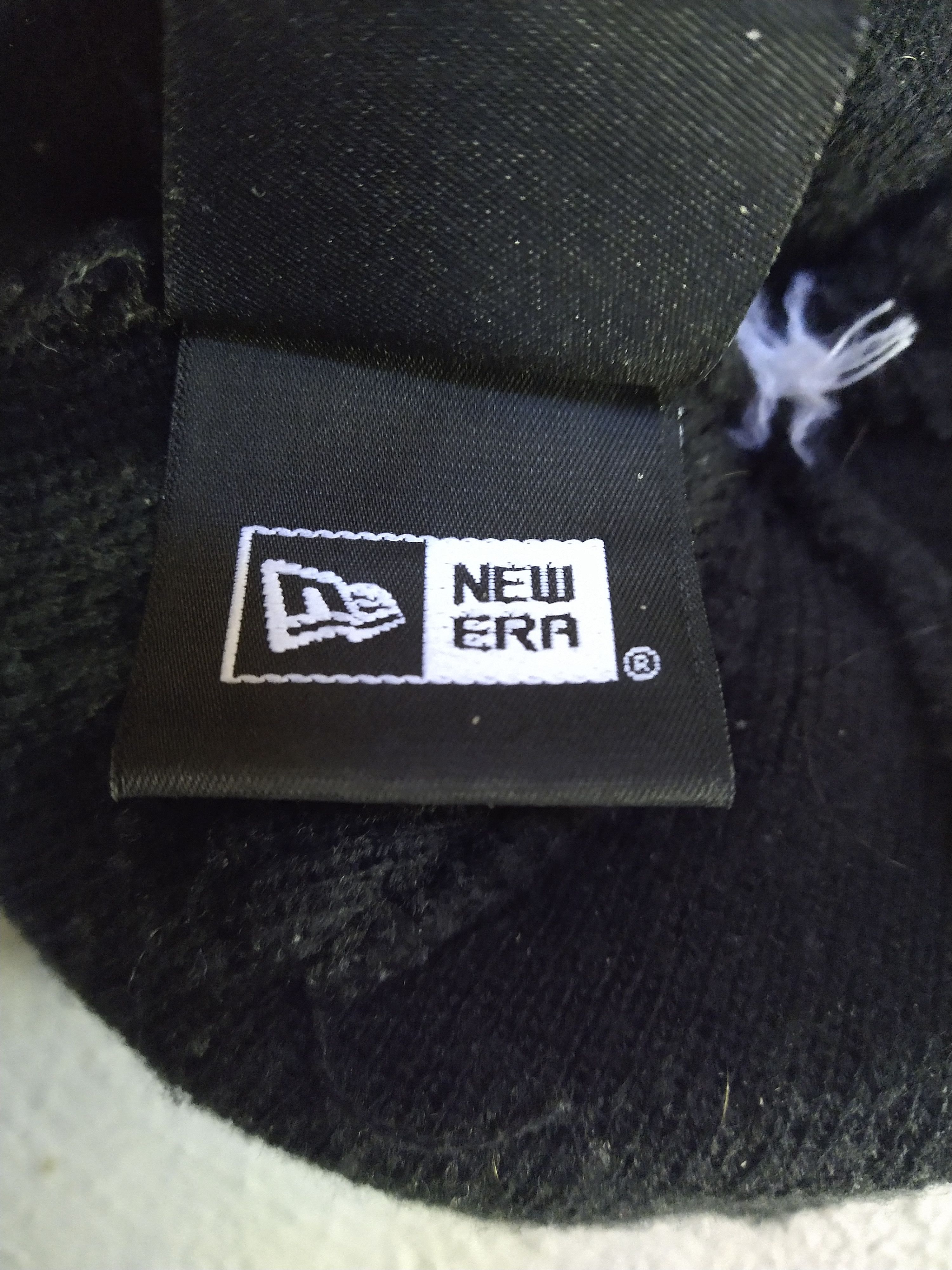 New Era × Supreme Supreme x New Era Beanie Snake Script Logo Black Red FW17 Size ONE SIZE - 12 Thumbnail