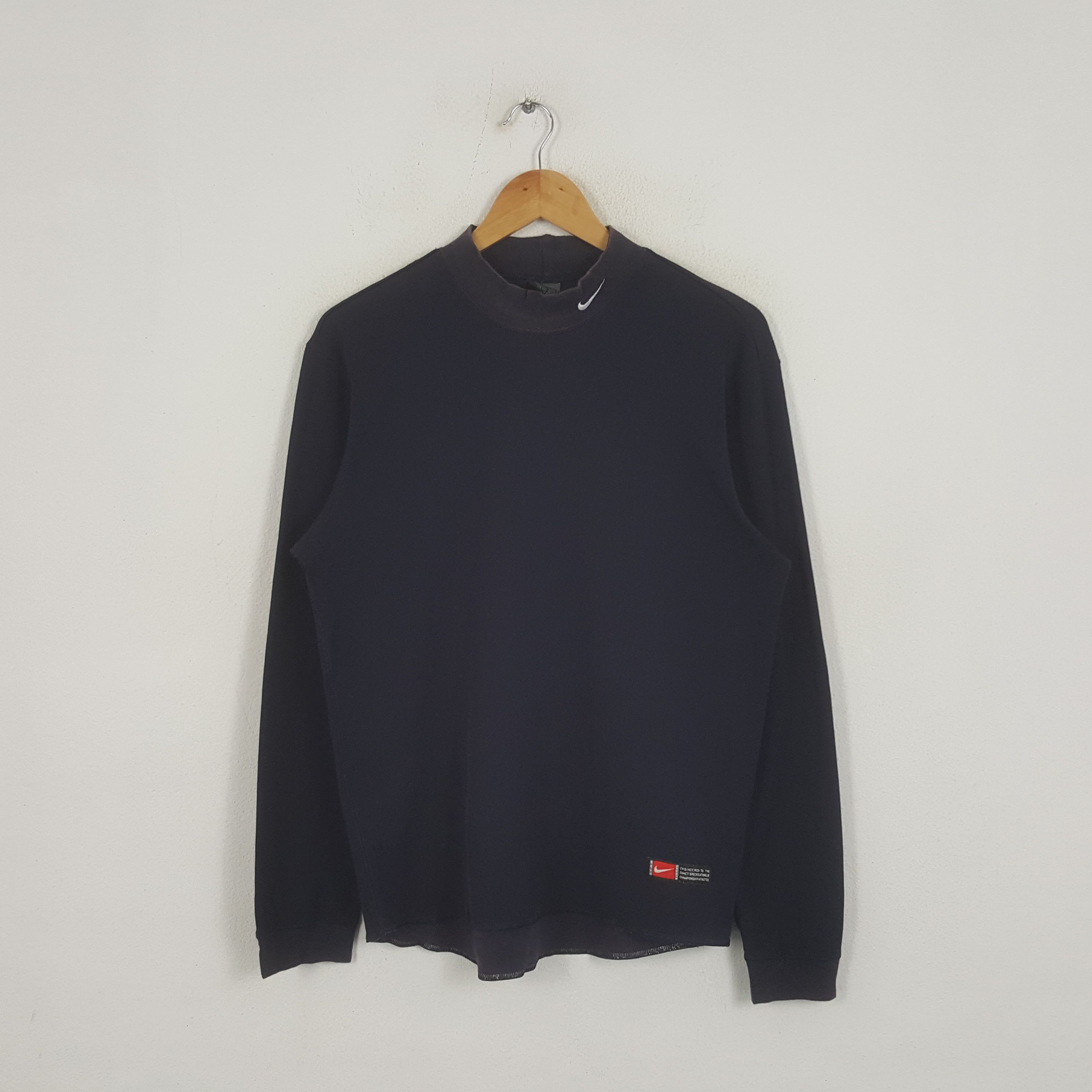 Vintage Nike Small Logo Sportswear Style Tshirt