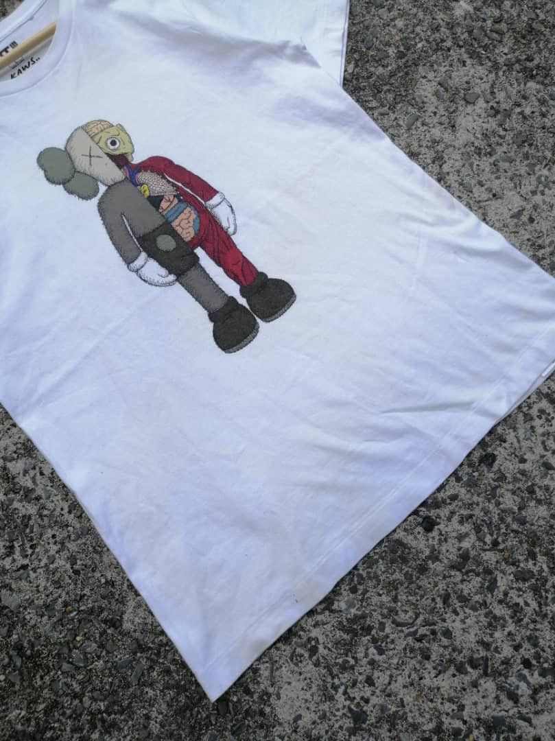 Kaws × Uniqlo Uniqlo X Kaws Tee Size US M / EU 48-50 / 2 - 2 Thumbnail