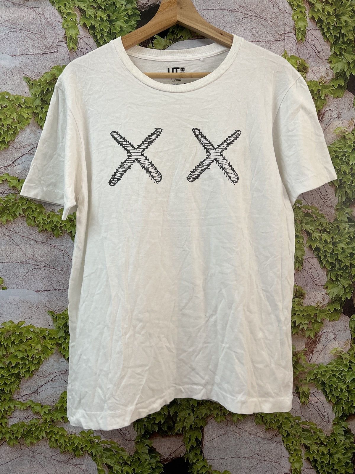 Kaws 🔥HOT🔥VINTAGE UNIQLO X KAWS GREEN SKELETON TEE VERY RARE Size US L / EU 52-54 / 3 - 3 Thumbnail