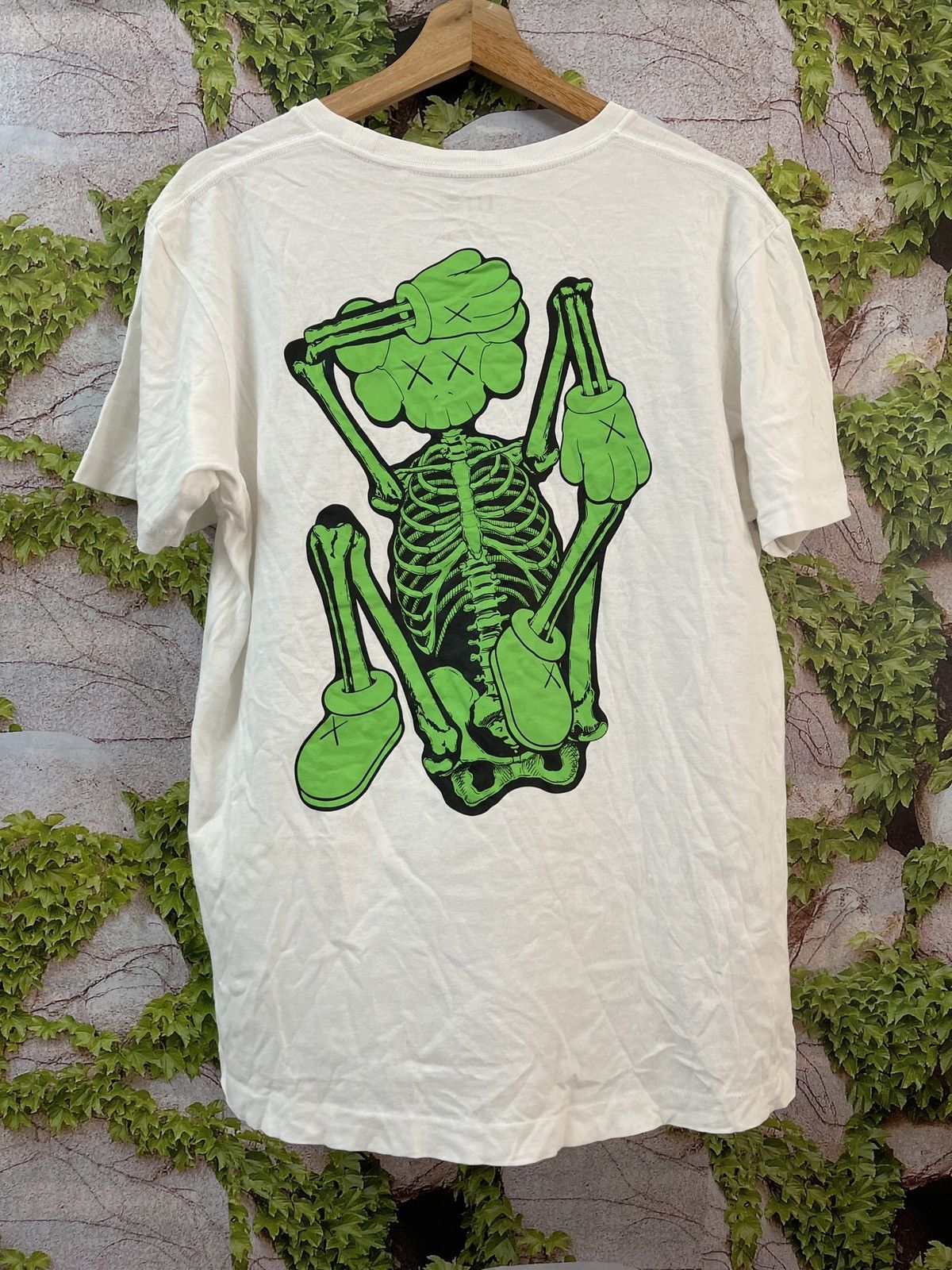 Kaws 🔥HOT🔥VINTAGE UNIQLO X KAWS GREEN SKELETON TEE VERY RARE Size US L / EU 52-54 / 3 - 1 Thumbnail