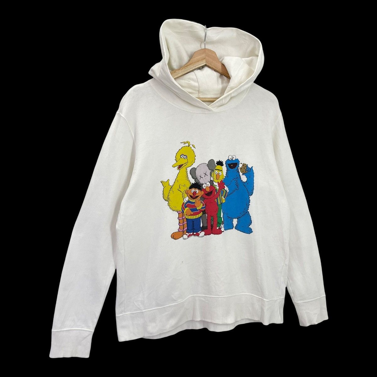 Japanese Brand Rare!! Uniqlo x Kaws x Sesame Street Big Logo Hoodies Size M Size US M / EU 48-50 / 2 - 3 Thumbnail