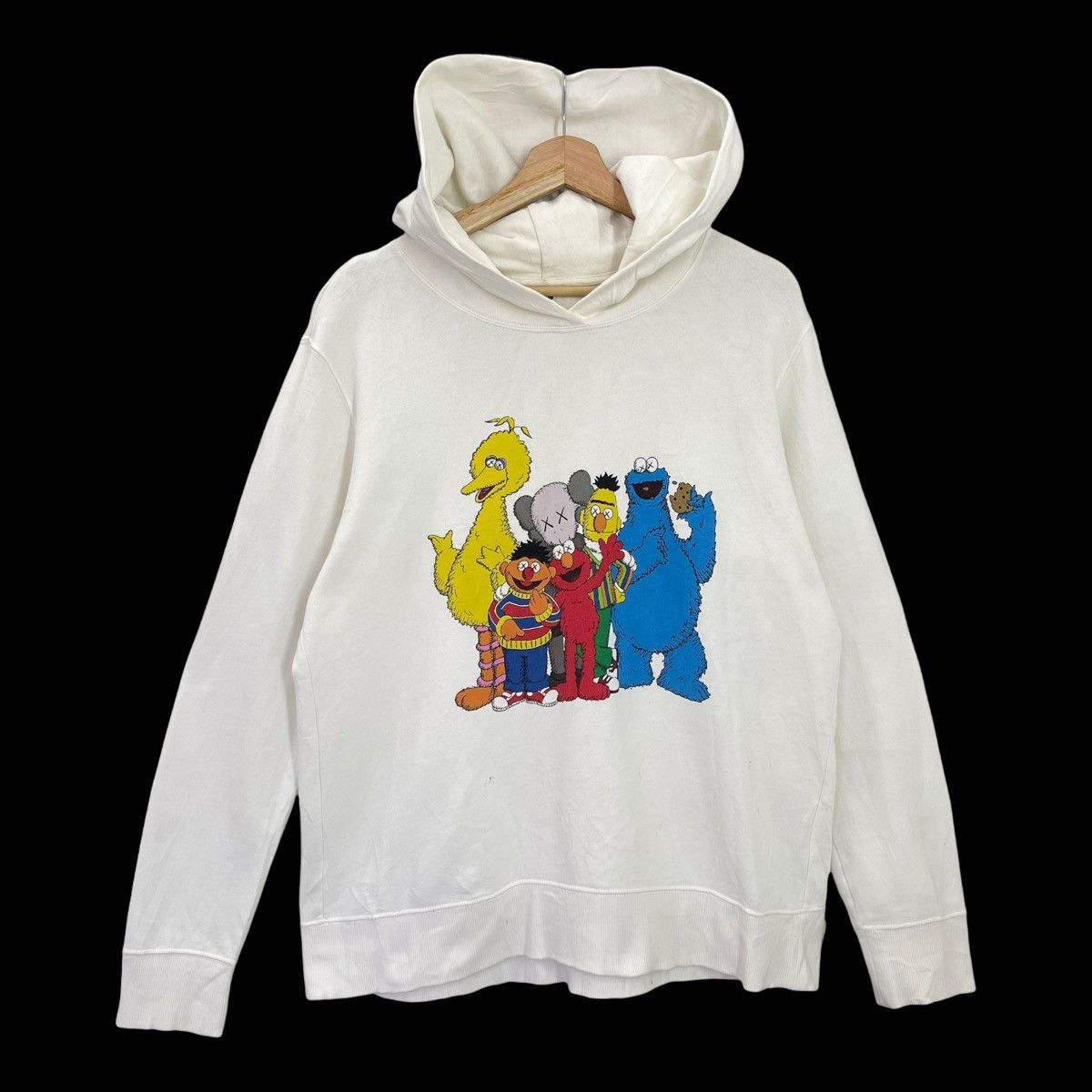 Japanese Brand Rare!! Uniqlo x Kaws x Sesame Street Big Logo Hoodies Size M Size US M / EU 48-50 / 2 - 2 Thumbnail