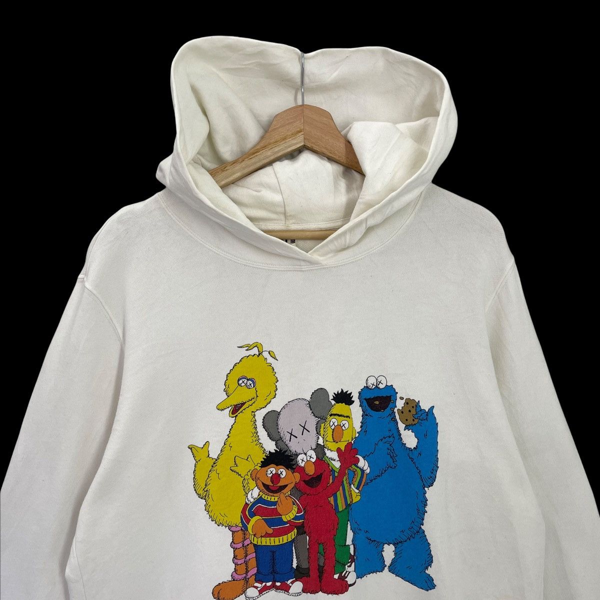 Japanese Brand Rare!! Uniqlo x Kaws x Sesame Street Big Logo Hoodies Size M Size US M / EU 48-50 / 2 - 5 Thumbnail