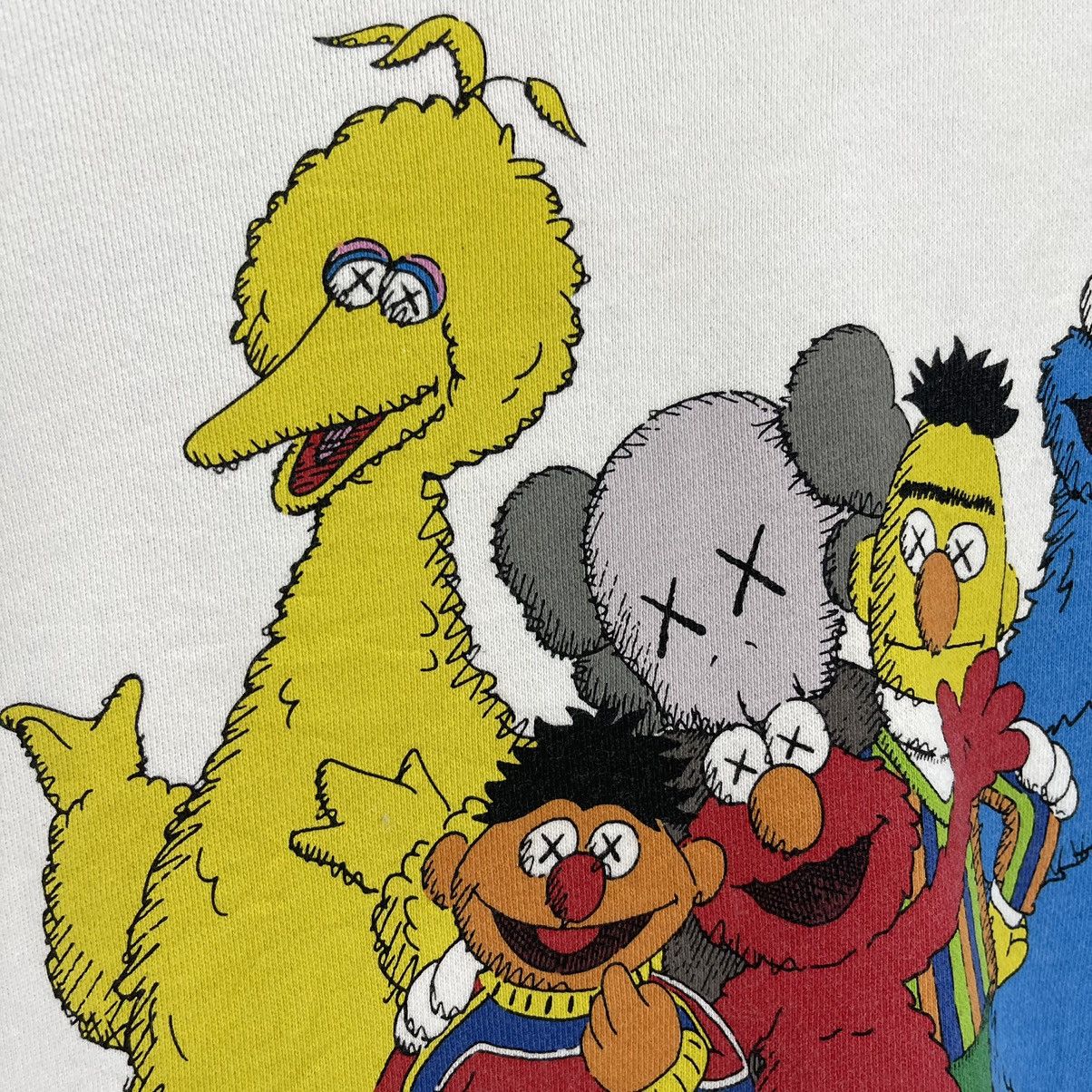 Japanese Brand Rare!! Uniqlo x Kaws x Sesame Street Big Logo Hoodies Size M Size US M / EU 48-50 / 2 - 7 Thumbnail