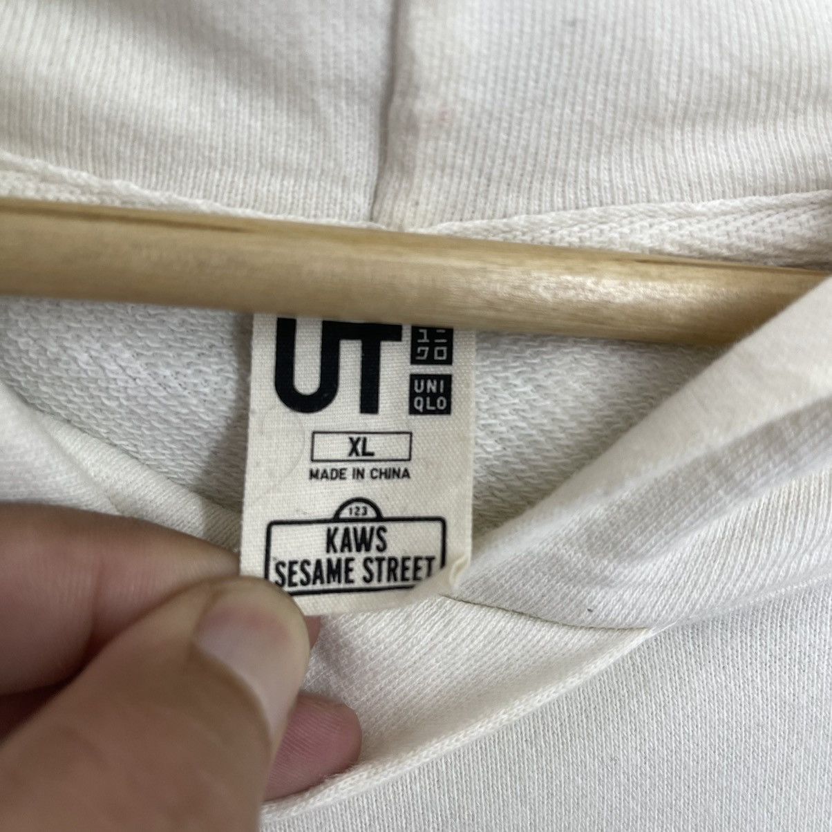 Japanese Brand Rare!! Uniqlo x Kaws x Sesame Street Big Logo Hoodies Size M Size US M / EU 48-50 / 2 - 14 Thumbnail