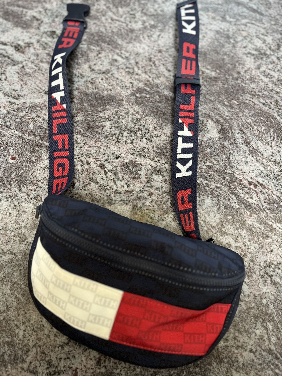 Tommy Hilfiger KITH x Tommy Hilfiger badge cross body bag | Grailed