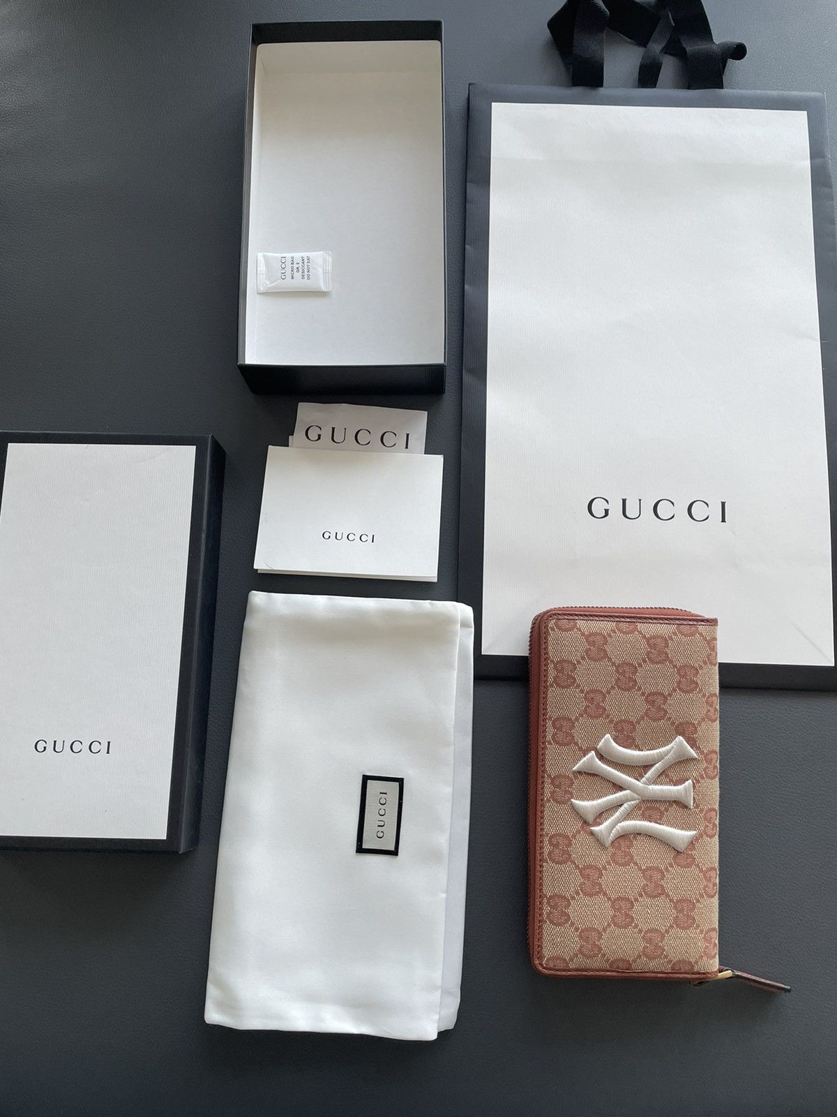 Gucci × New York Yankees Rare Brand NEW Sold Out Limited Super Runway GG Logo Wallet Size ONE SIZE - 13 Thumbnail