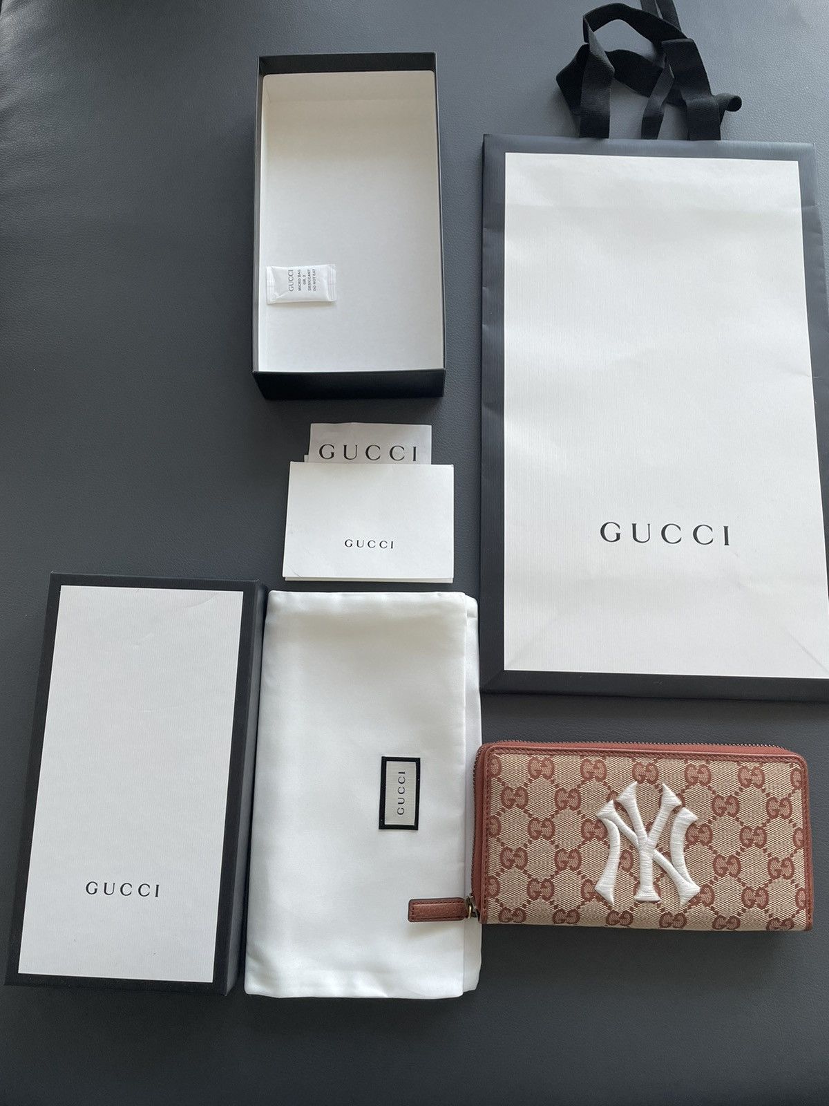 Gucci × New York Yankees Rare Brand NEW Sold Out Limited Super Runway GG Logo Wallet Size ONE SIZE - 8 Thumbnail