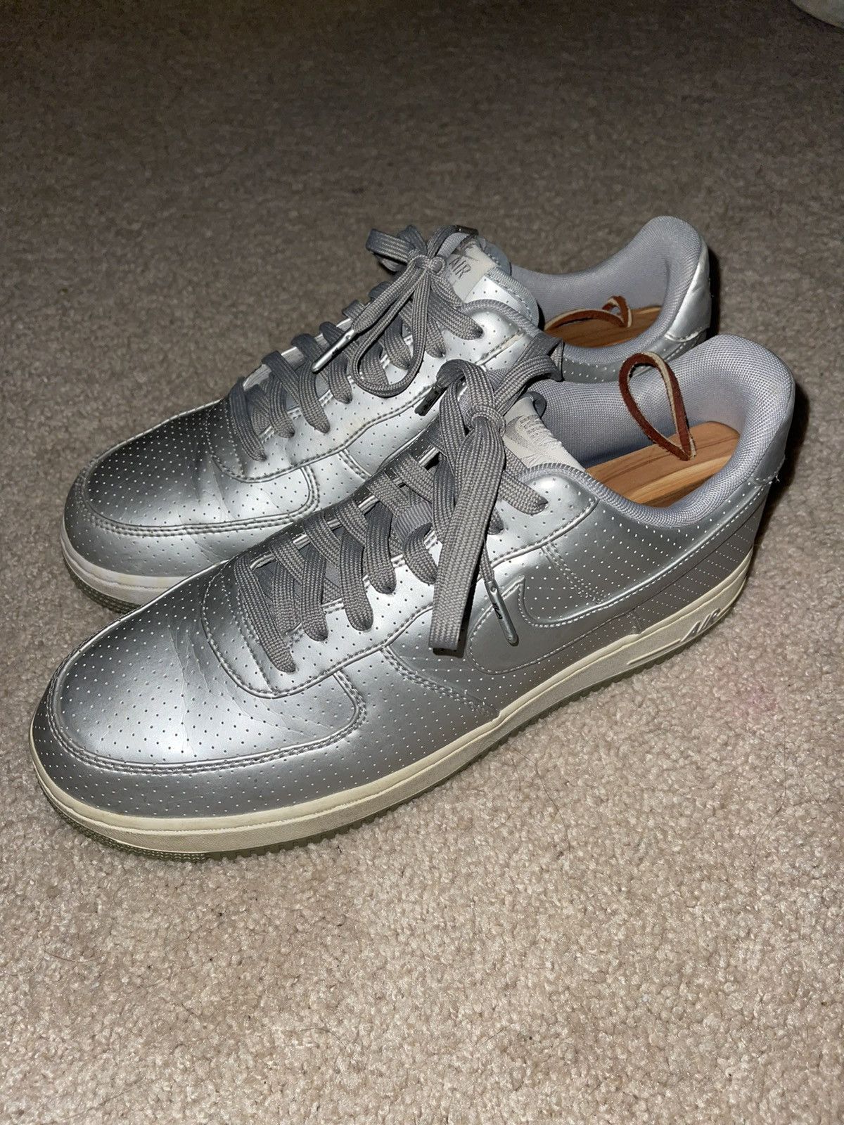 Nike Nike Air Force 1 Metallic Silver Size US 10.5 / EU 43-44 - 4 Thumbnail