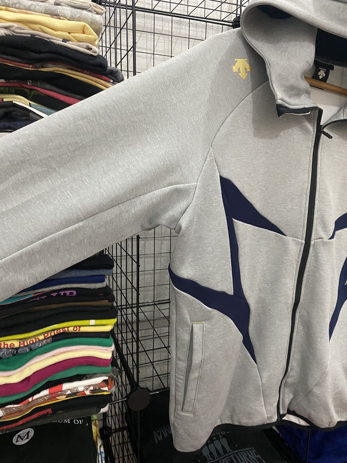 Descente × Sports Specialties × Vintage VINTAGE DECENTE HODDIES SWEATER NICE DESIGNER Size US L / EU 52-54 / 3 - 4 Thumbnail