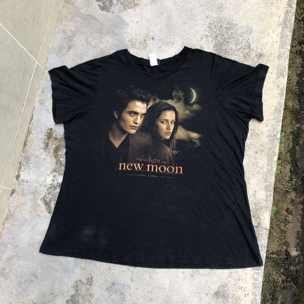 image of Made In USA x Movie Vintage Y2K Twilight New Moon Edward Movie Graphic Tee in Black (Size 2XL)