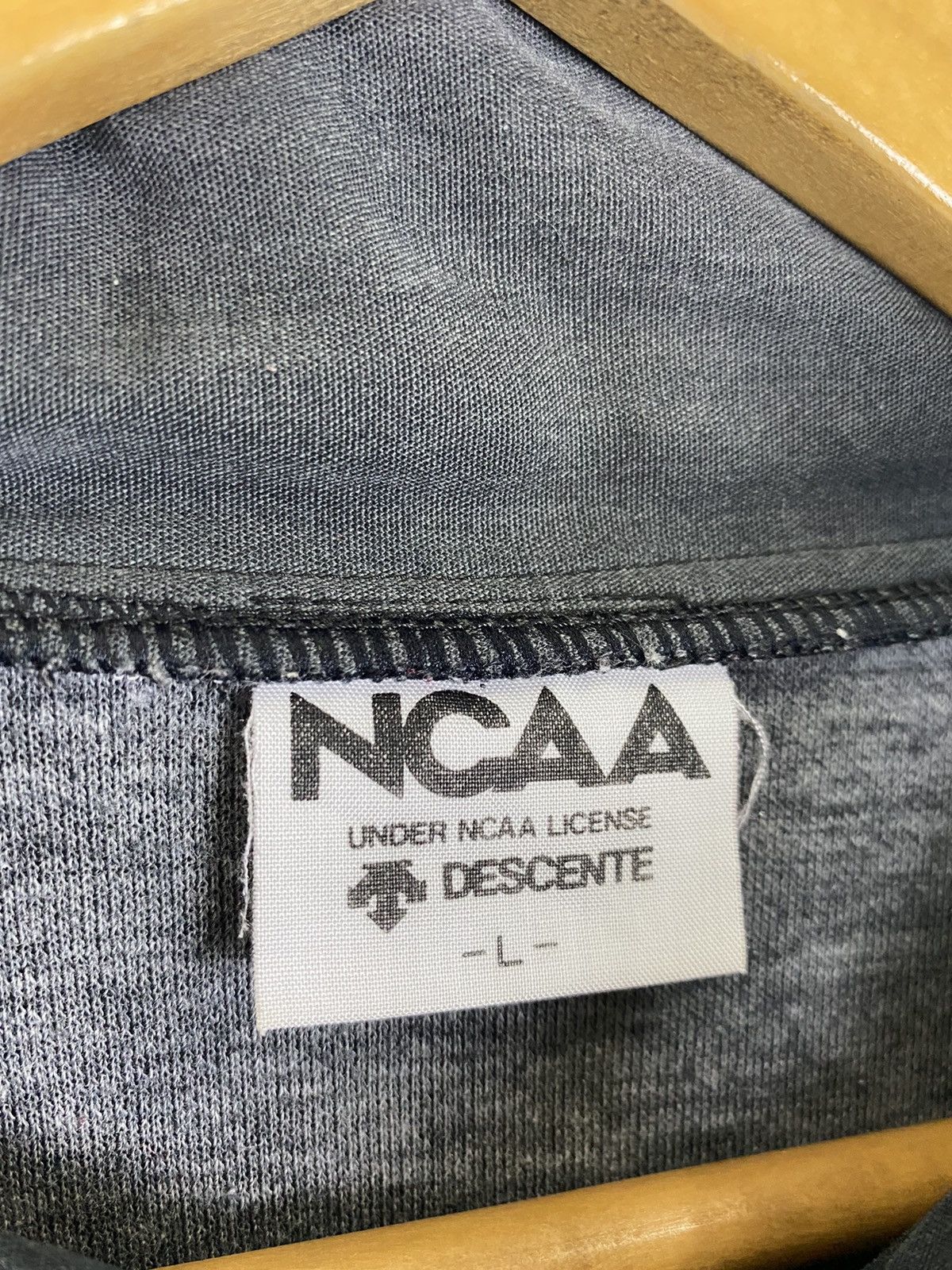Descente × NCAA × Vintage GK148 VINTAGE NCAA DECENTE SWEATER Size US L / EU 52-54 / 3 - 6 Thumbnail