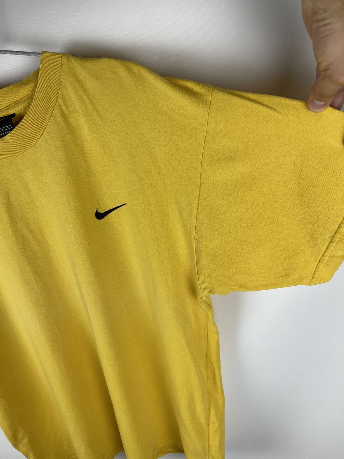 Nike Nike vintage 90s yellow drill embroidered swoosh logo tee Size US L / EU 52-54 / 3 - 8 Thumbnail