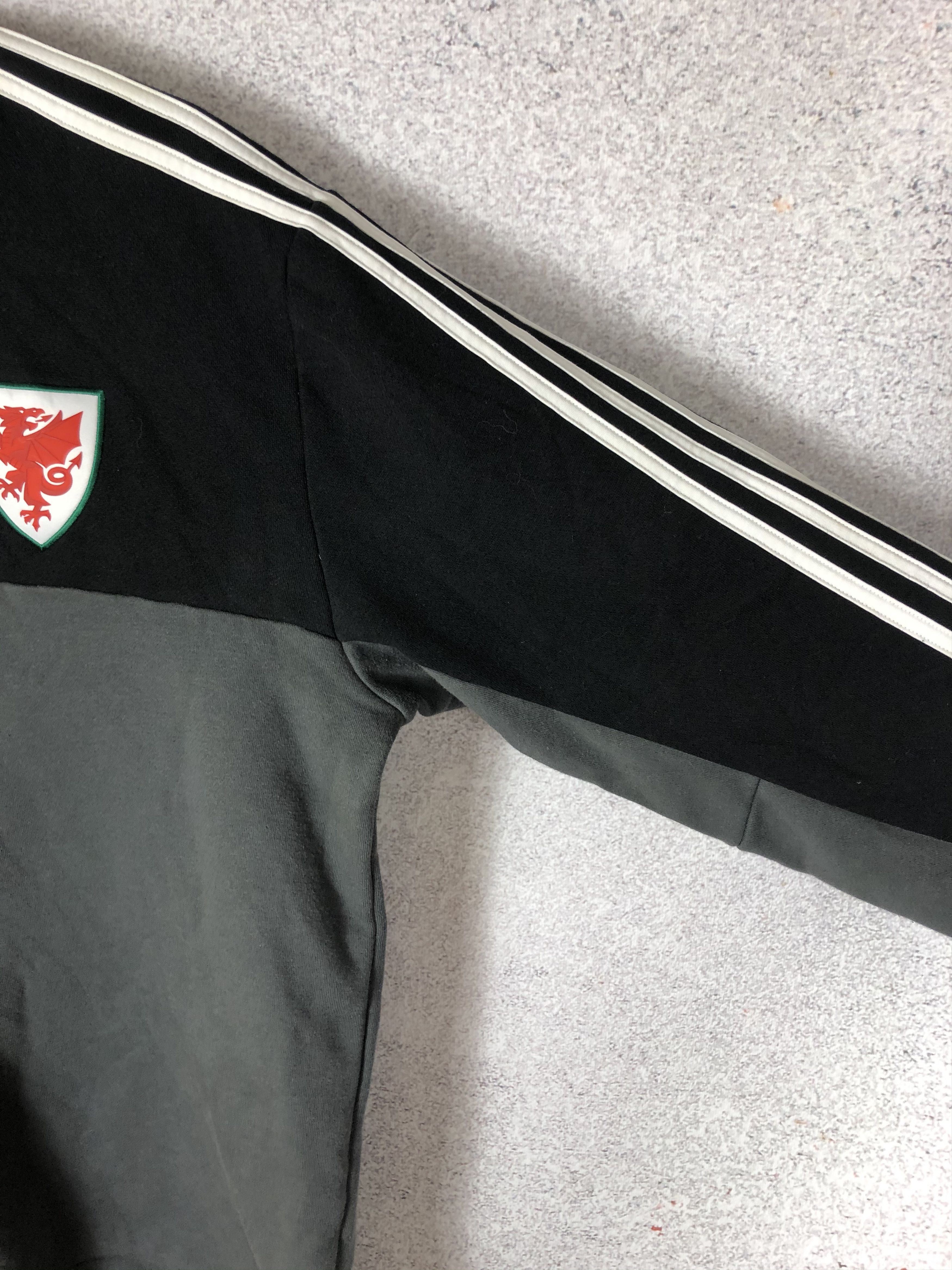 Adidas Vintage Adidas Wales National Team Soccer Sweatshirt Footbal Size US M / EU 48-50 / 2 - 2 Thumbnail