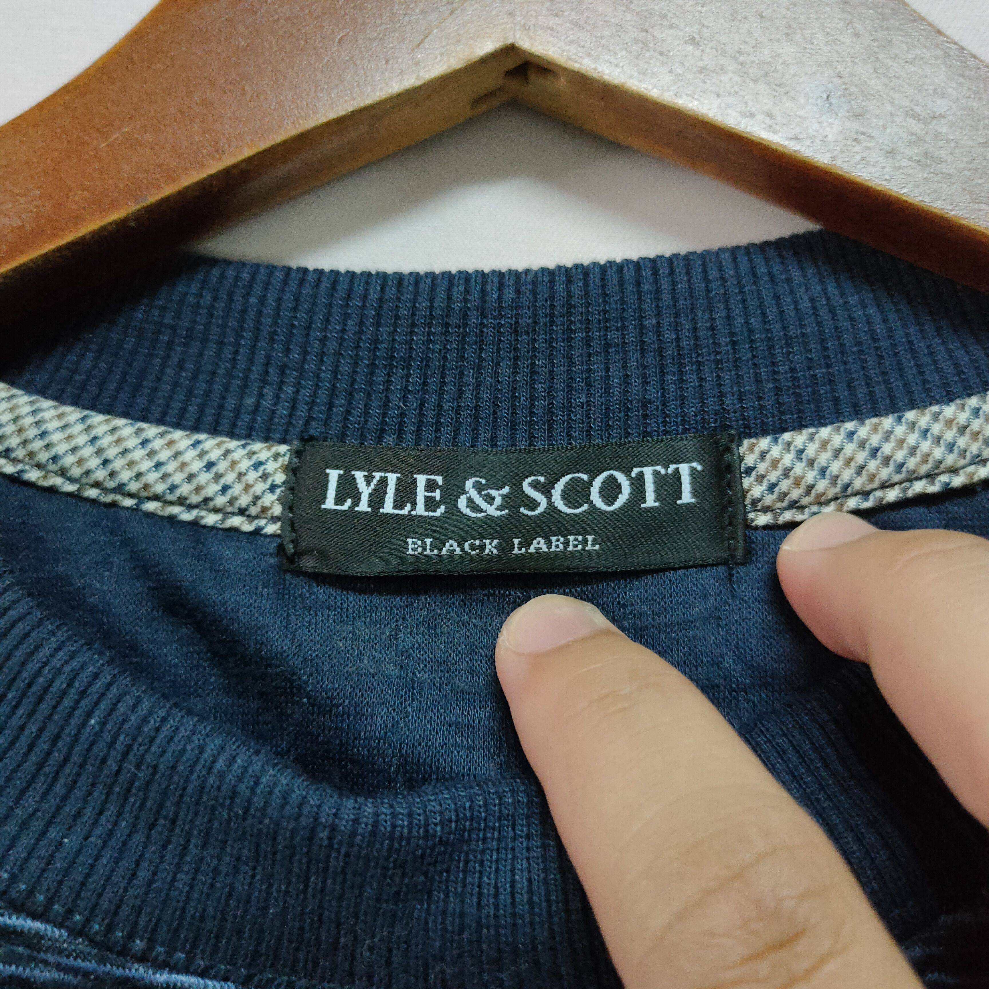 Lyle & Scott × Vintage VINTAGE LYLE & SCOTT EMBROIDERY SMALL LOGO SWEATSHIRT Size US L / EU 52-54 / 3 - 7 Thumbnail