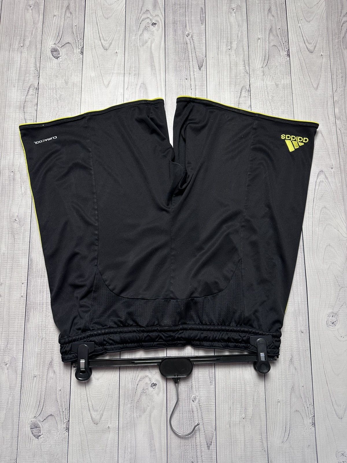 Adidas × Vintage Vintage adidas soccer shorts Liverpool adidas black rare Size US 36 / EU 52 - 6 Thumbnail