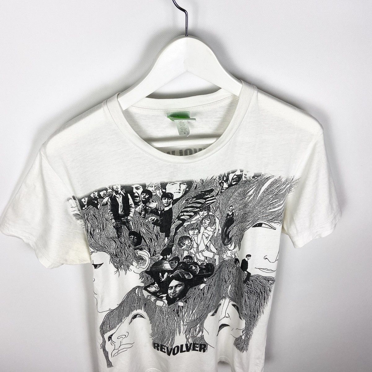 Band Tees Vintage 00s 2004 The Beatles Revolver merchandise tee size M Size US M / EU 48-50 / 2 - 3 Thumbnail