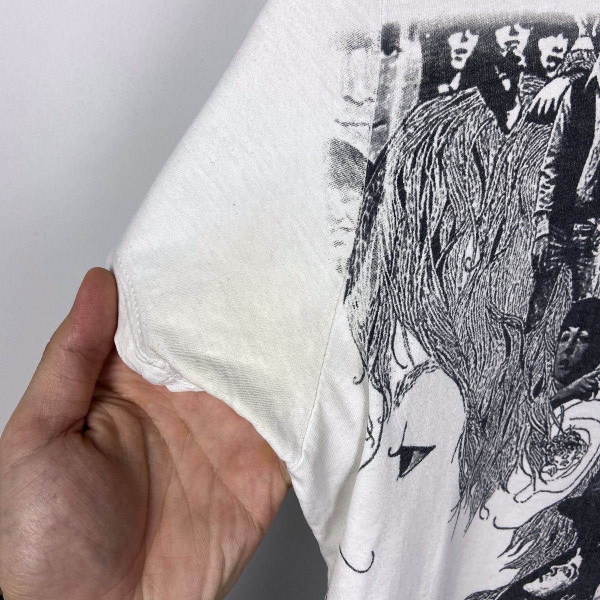 Band Tees Vintage 00s 2004 The Beatles Revolver merchandise tee size M Size US M / EU 48-50 / 2 - 7 Thumbnail