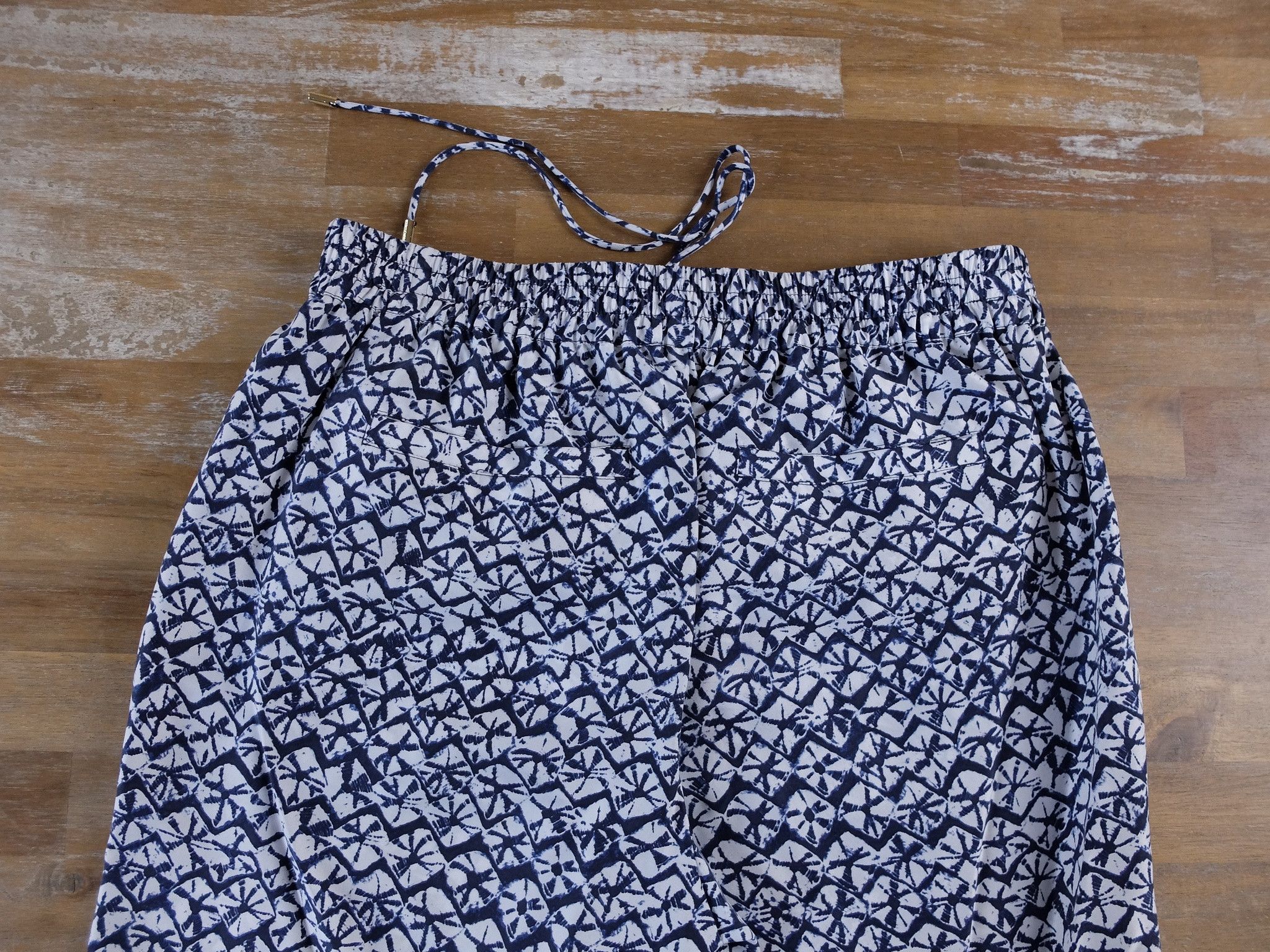 Michael Kors MICHAEL KORS white navy blue print lightweight silk pants 6 Size 28" / US 6 / IT 42 - 6 Thumbnail