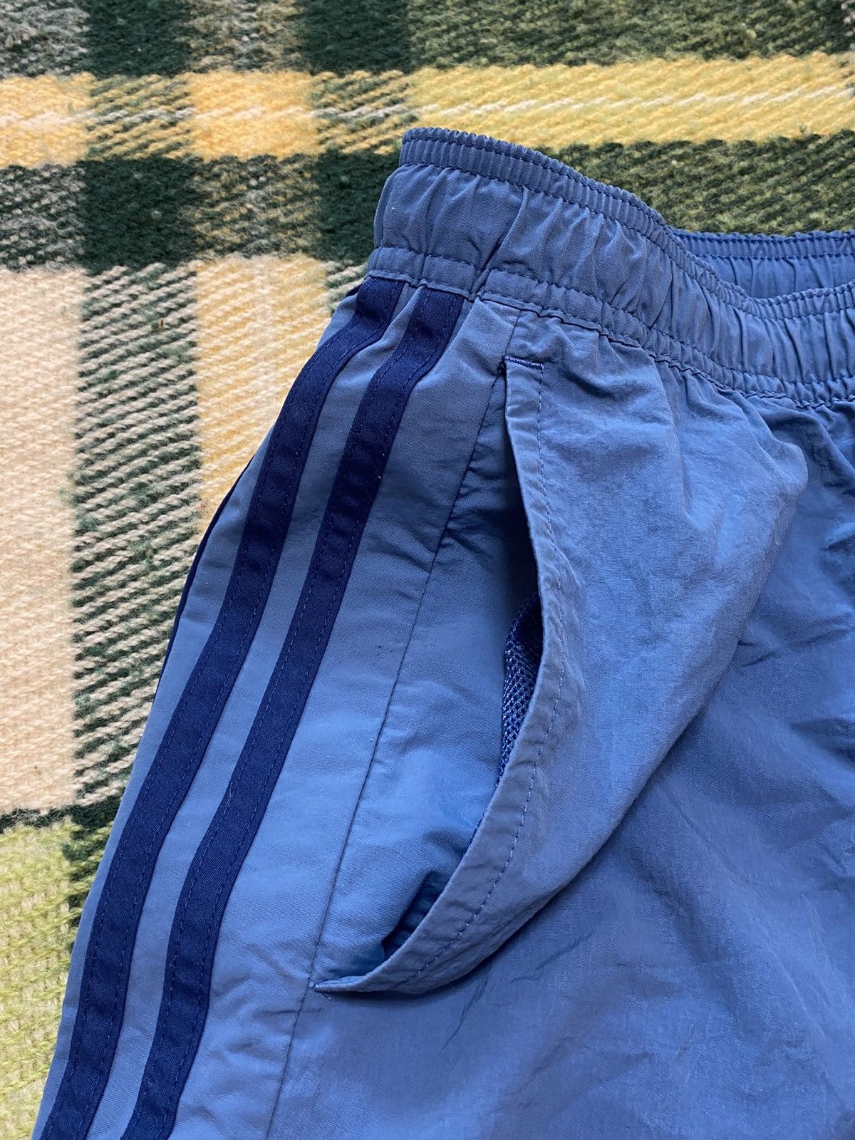 Adidas Vintage Adidas shorts streetwear y2k casual style size S Size US 30 / EU 46 - 2 Thumbnail