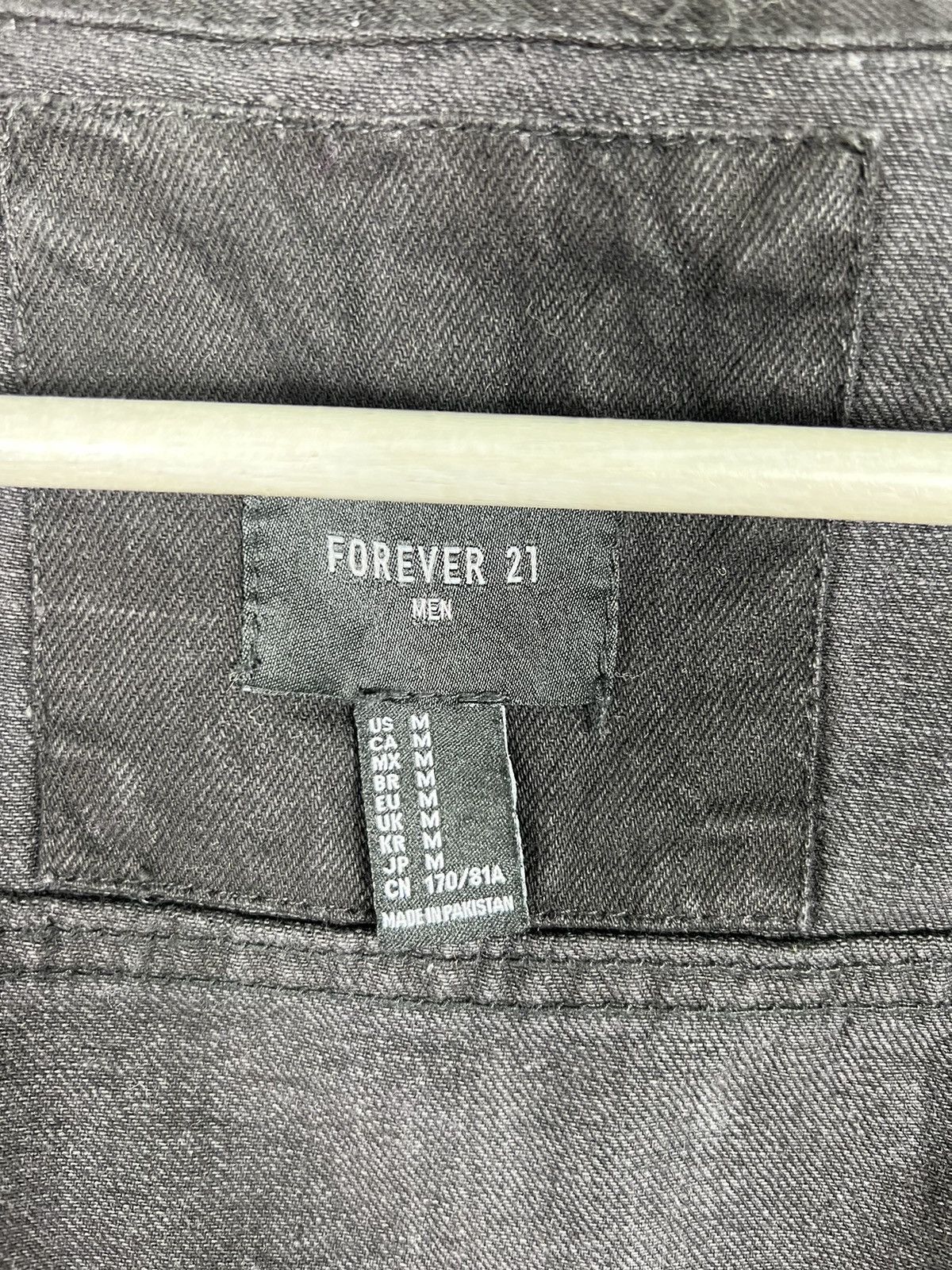 Japanese Brand FOREVER 21 MEN DENIM DISTRESSED TRUCKER JACKET Size US M / EU 48-50 / 2 - 10 Thumbnail