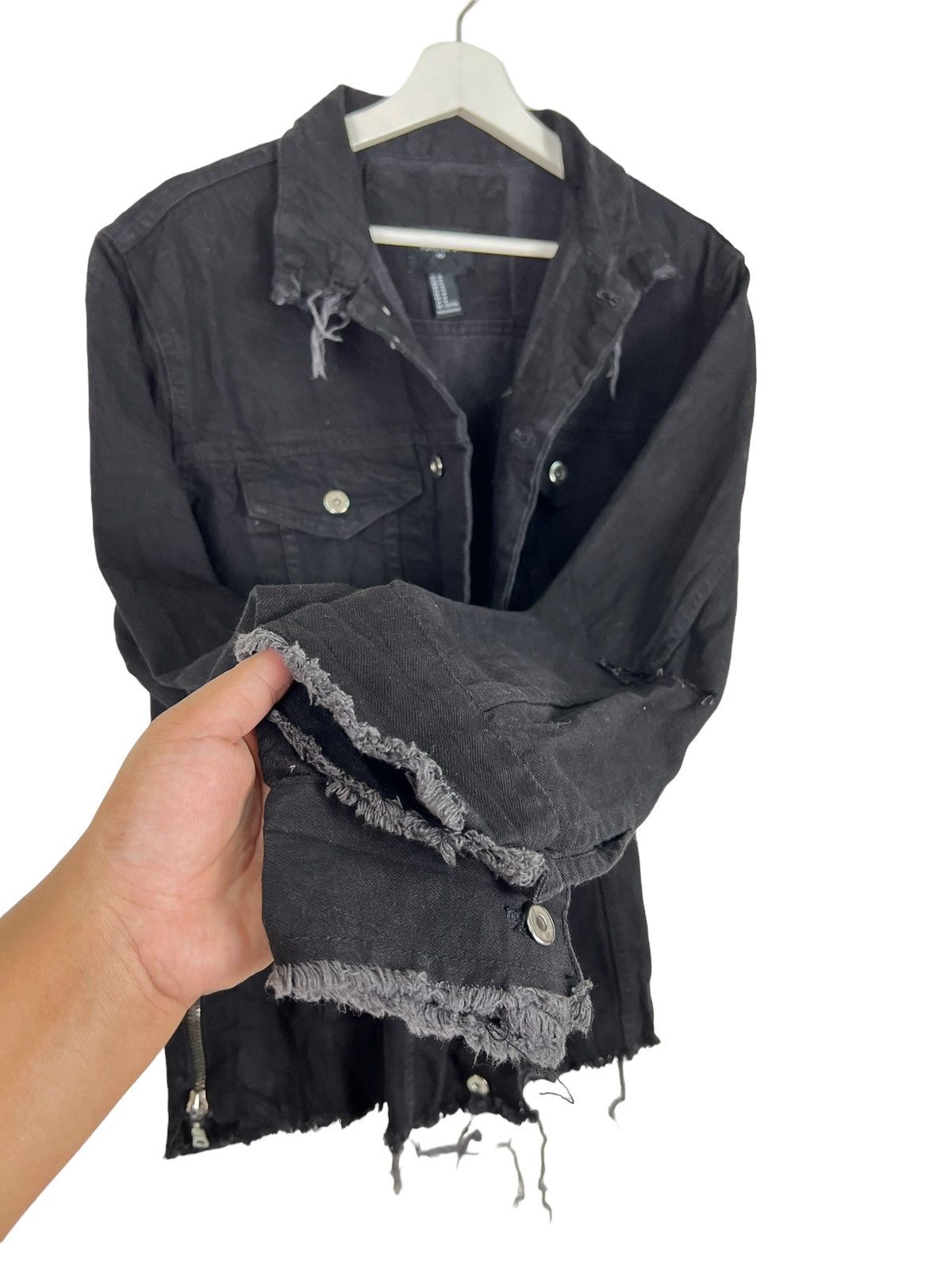 Japanese Brand FOREVER 21 MEN DENIM DISTRESSED TRUCKER JACKET Size US M / EU 48-50 / 2 - 9 Thumbnail
