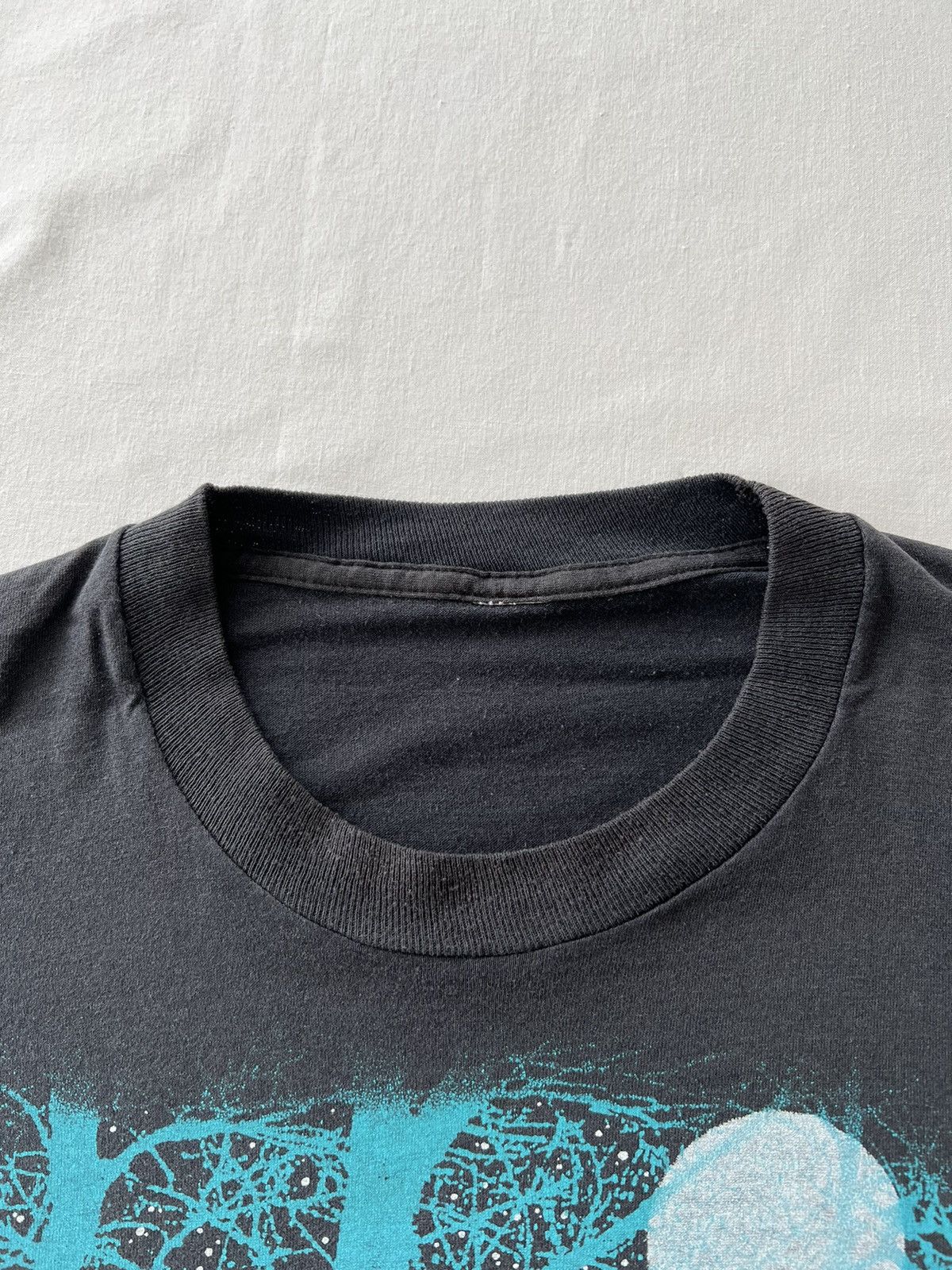 Vintage Vintage 90s Wolf Single Stitch Faded Black Tee Size US XL / EU 56 / 4 - 12 Thumbnail