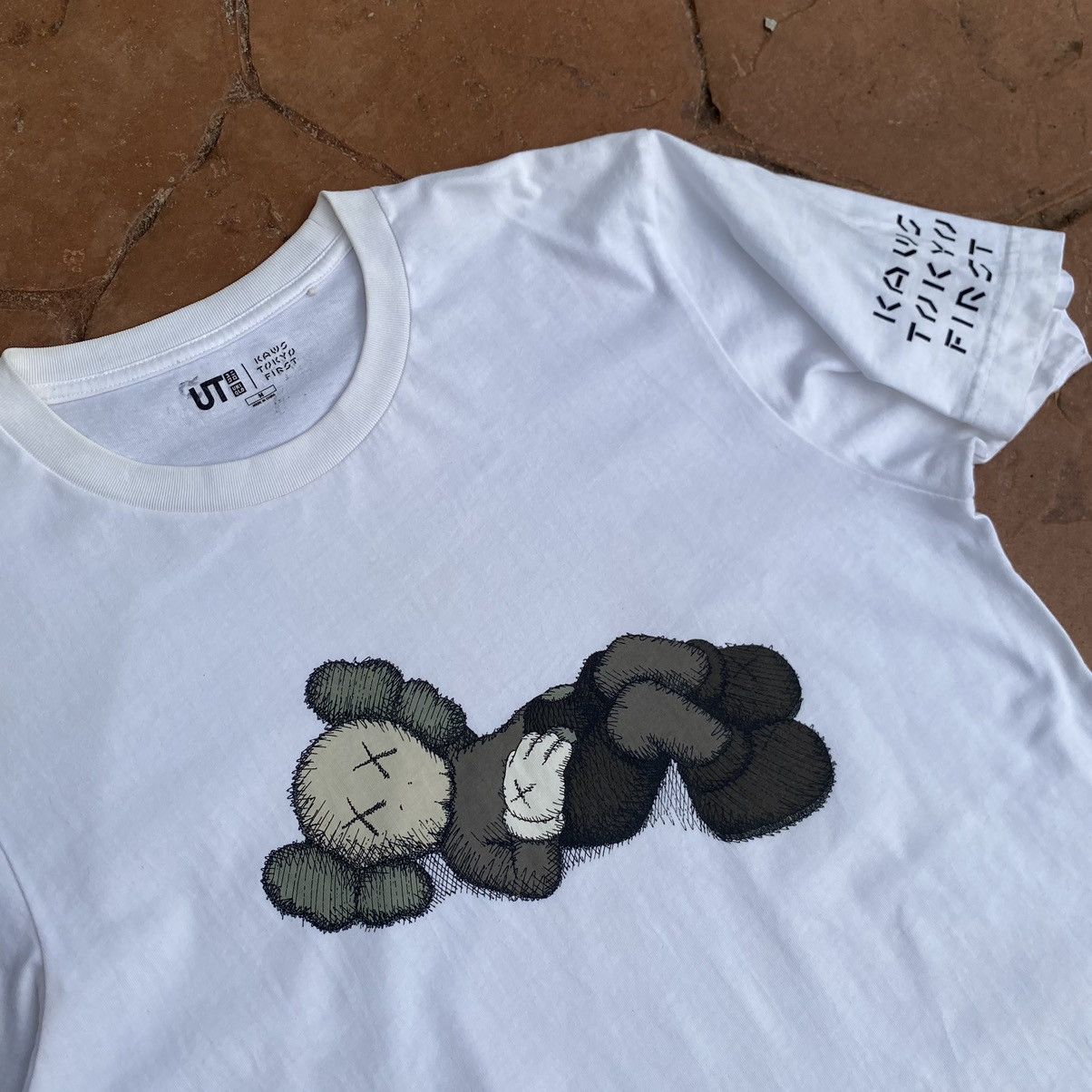 Kaws × Uniqlo Thrashed Kaws Tokyo First x Uniqlo ERD GRUNGE GRAIL TEE Size US M / EU 48-50 / 2 - 1 Thumbnail