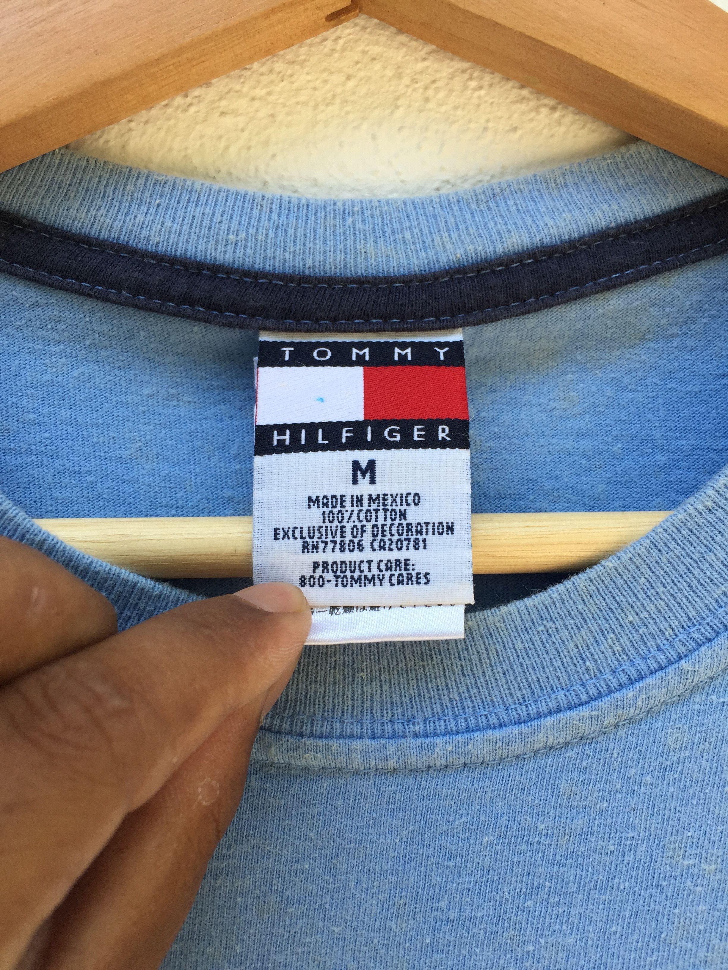 Tommy Hilfiger Vintage 90s Tommy Hilfiger big flag script t shirt Size US M / EU 48-50 / 2 - 10 Thumbnail