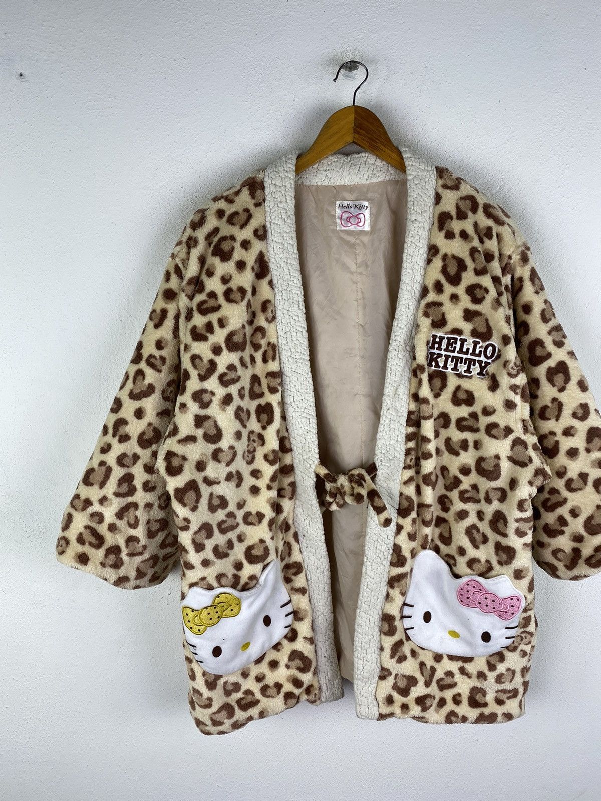 Japanese Brand 🔥DHL SHIPPING🔥HELLO KITTY KIMONO STYLE Size US L / EU 52-54 / 3 - 4 Thumbnail