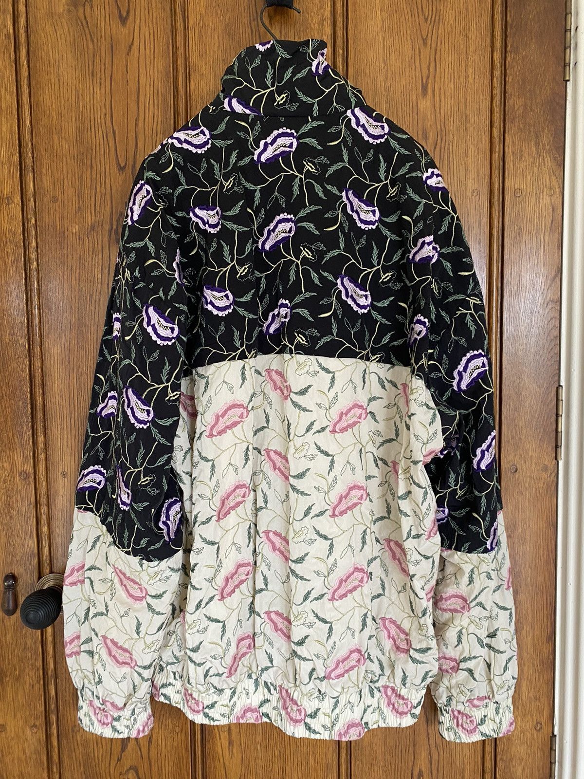 Gucci SS20 Gucci worldwide embroidered tracksuit jacket $5000 Size US M / EU 48-50 / 2 - 4 Thumbnail