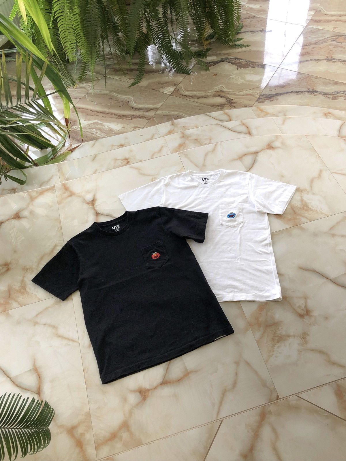 Kaws × Uniqlo x2 Uniqlo Sesame Street x Kaws Tee Size US S / EU 44-46 / 1 - 1 Thumbnail