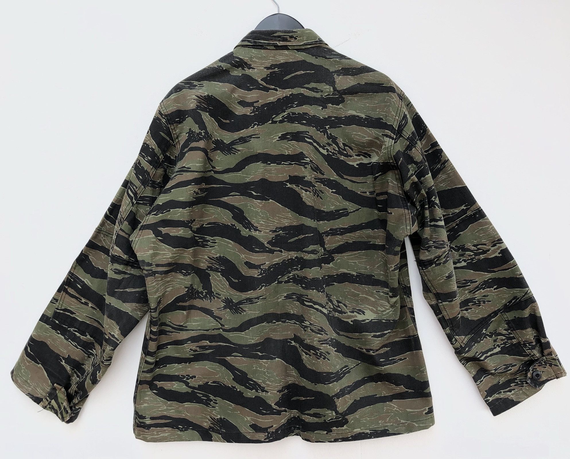 Vintage MILITARY TIGER STRIPES CAMO FOUR POCKET JACKET Size US L / EU 52-54 / 3 - 5 Thumbnail