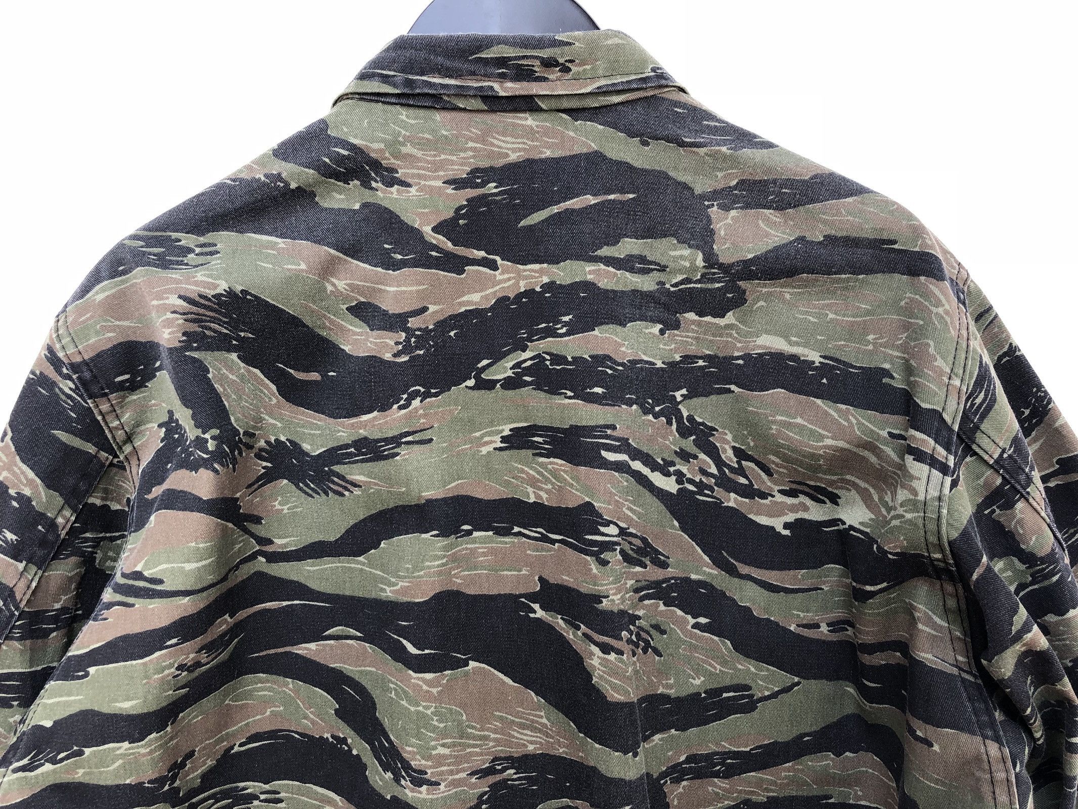 Vintage MILITARY TIGER STRIPES CAMO FOUR POCKET JACKET Size US L / EU 52-54 / 3 - 6 Thumbnail