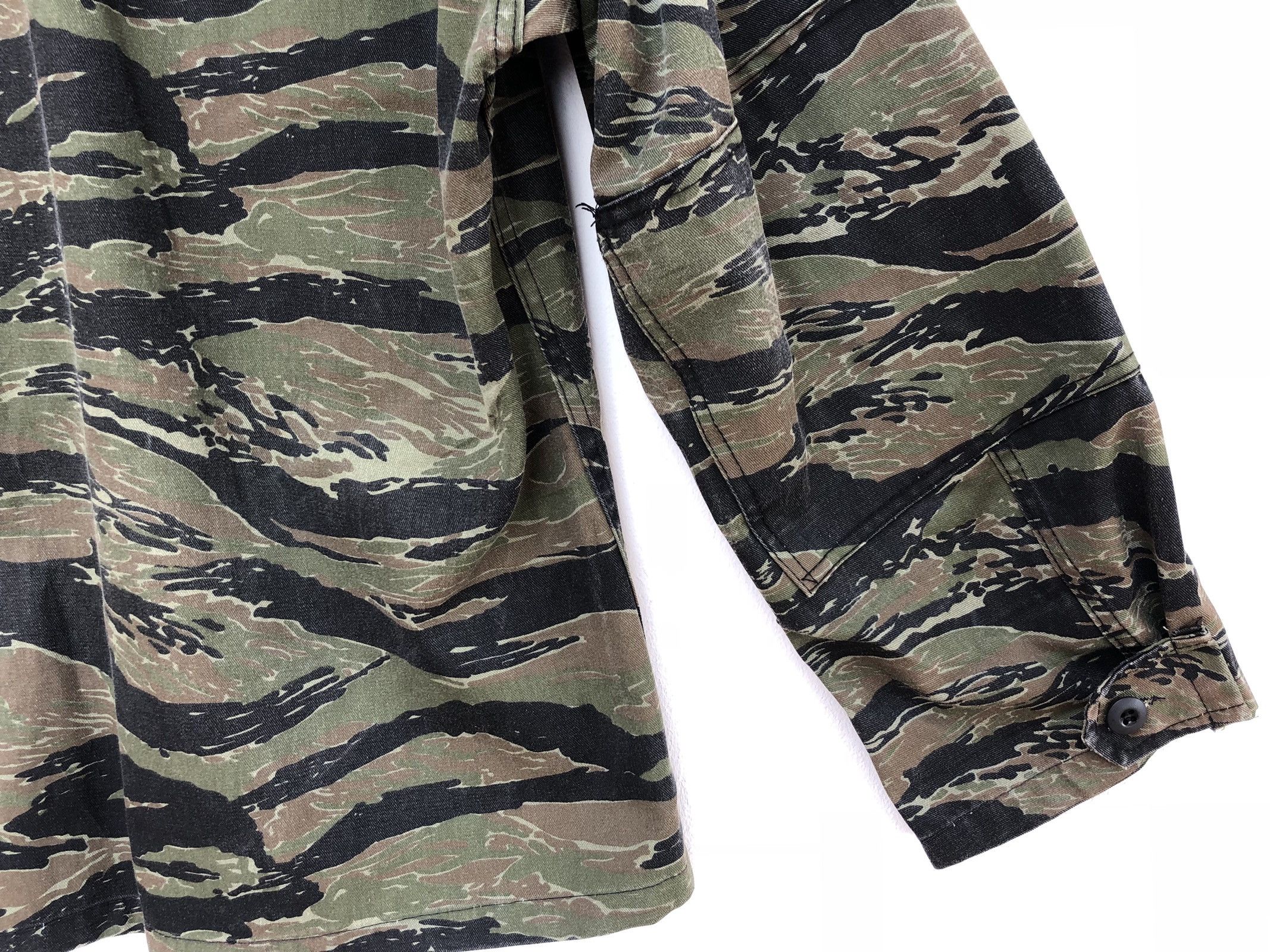 Vintage MILITARY TIGER STRIPES CAMO FOUR POCKET JACKET Size US L / EU 52-54 / 3 - 7 Thumbnail